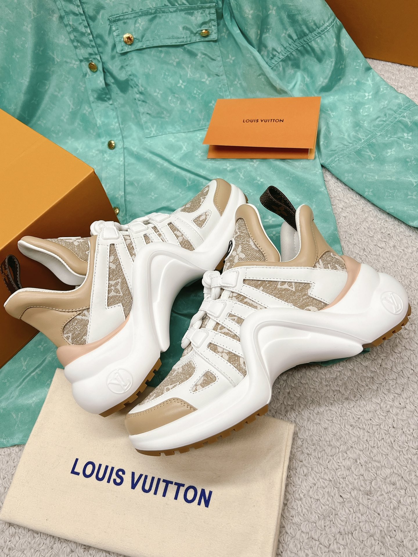 LOUIS VUITTON SNEAKERS