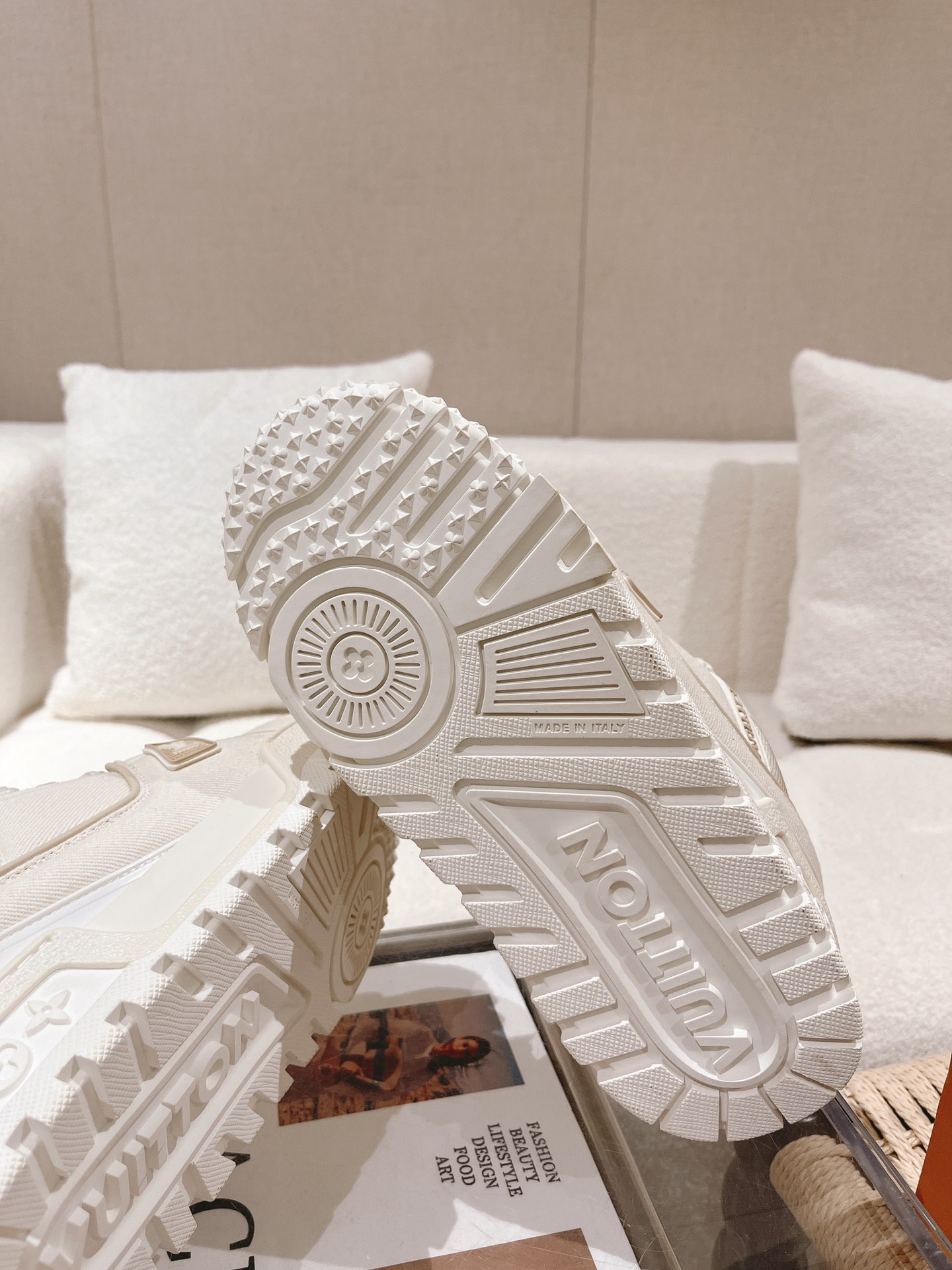 LOUIS VUITTON SNEAKERS