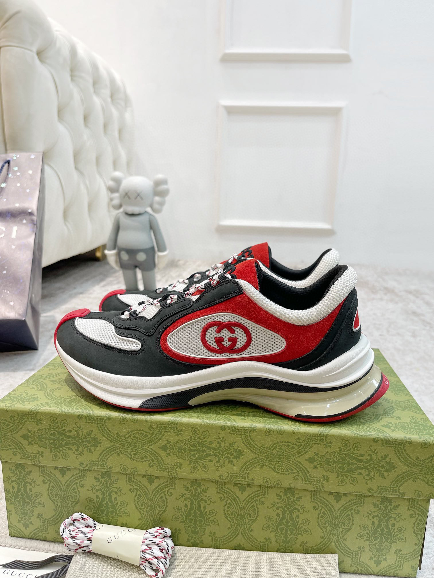 WOMEN'S GUCCI RUN SNEAKER