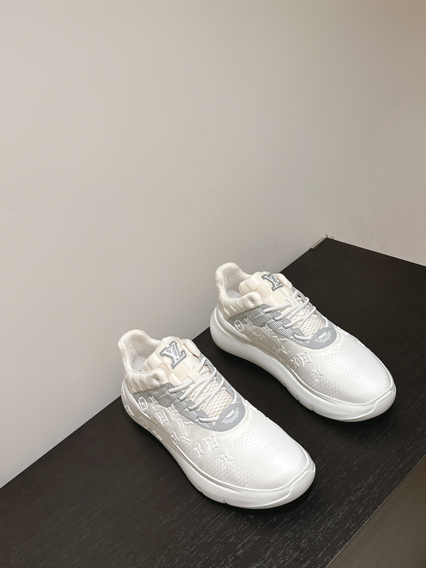 LOUIS VUITTON SNEAKERS