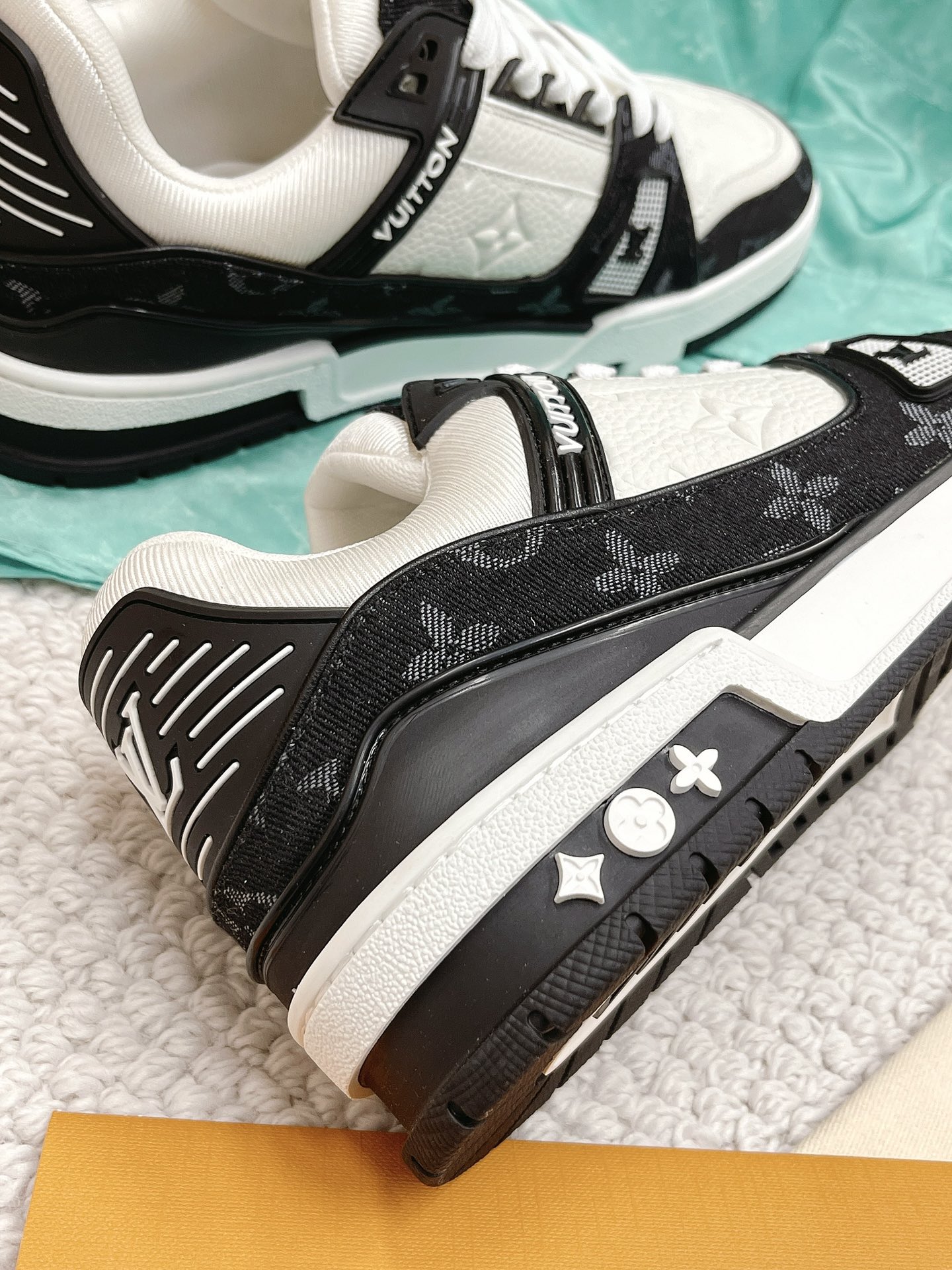 LOUIS VUITTON SNEAKERS