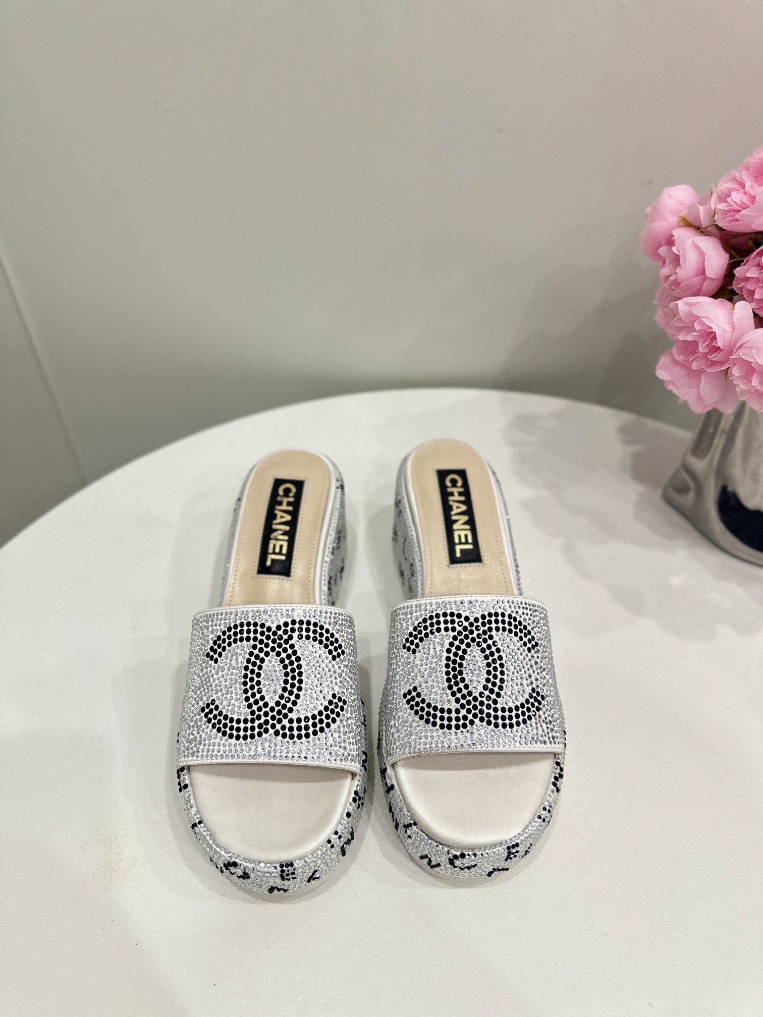 CHANEL SLIDES