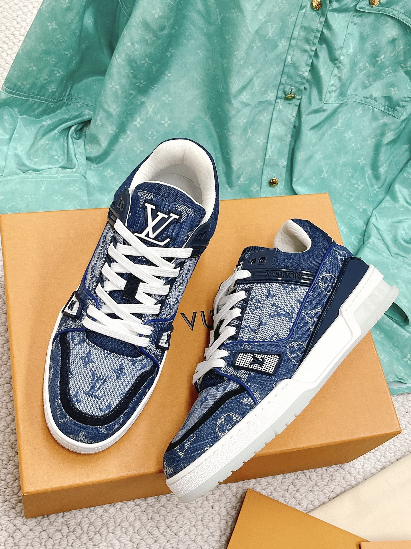 LOUIS VUITTON SNEAKERS