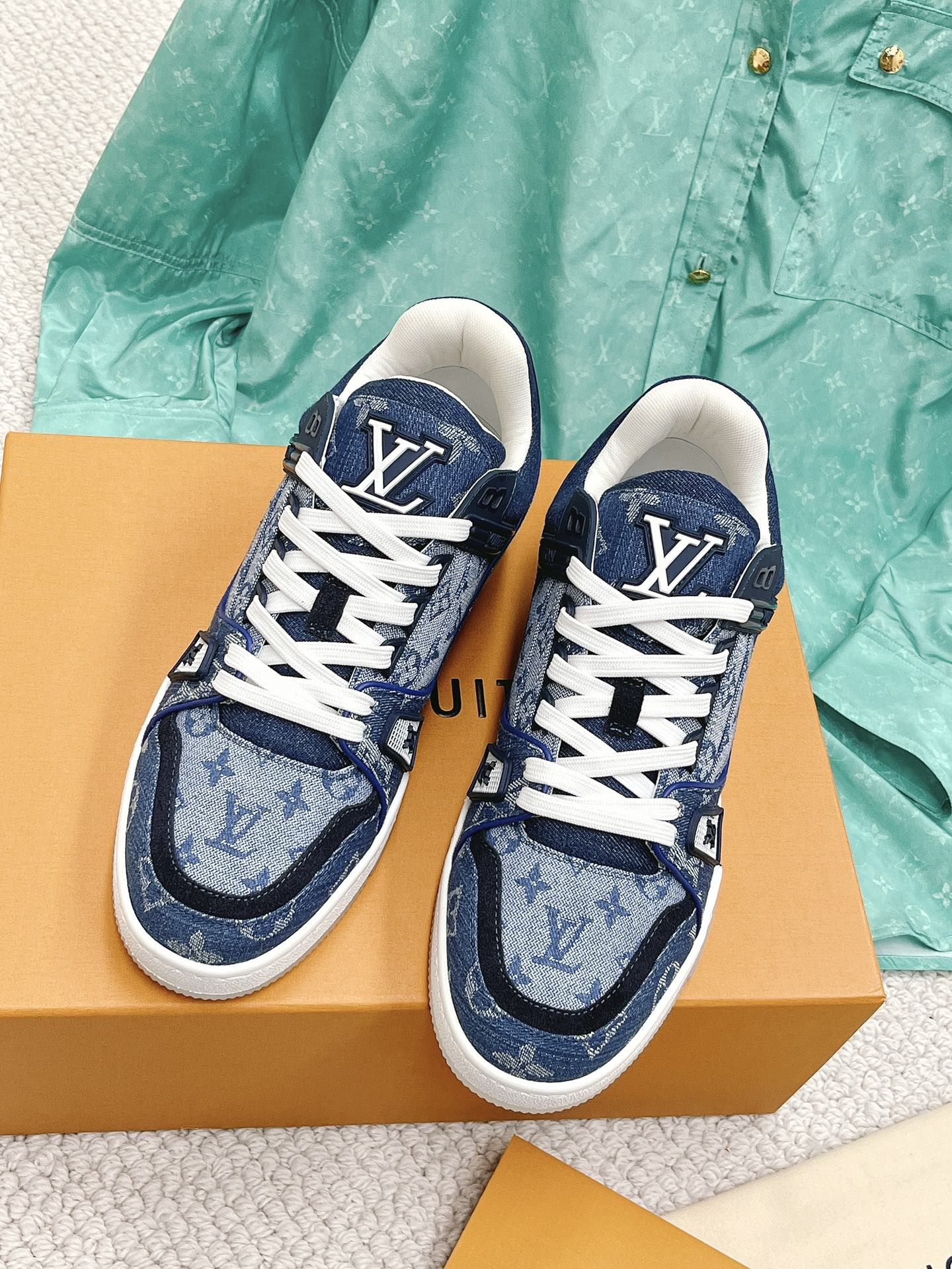 LOUIS VUITTON SNEAKERS