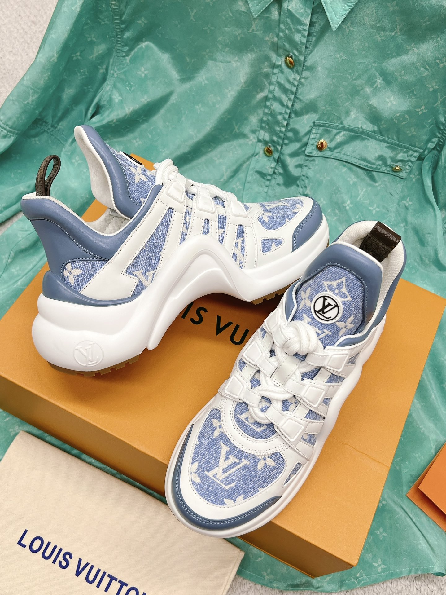 LOUIS VUITTON SNEAKERS