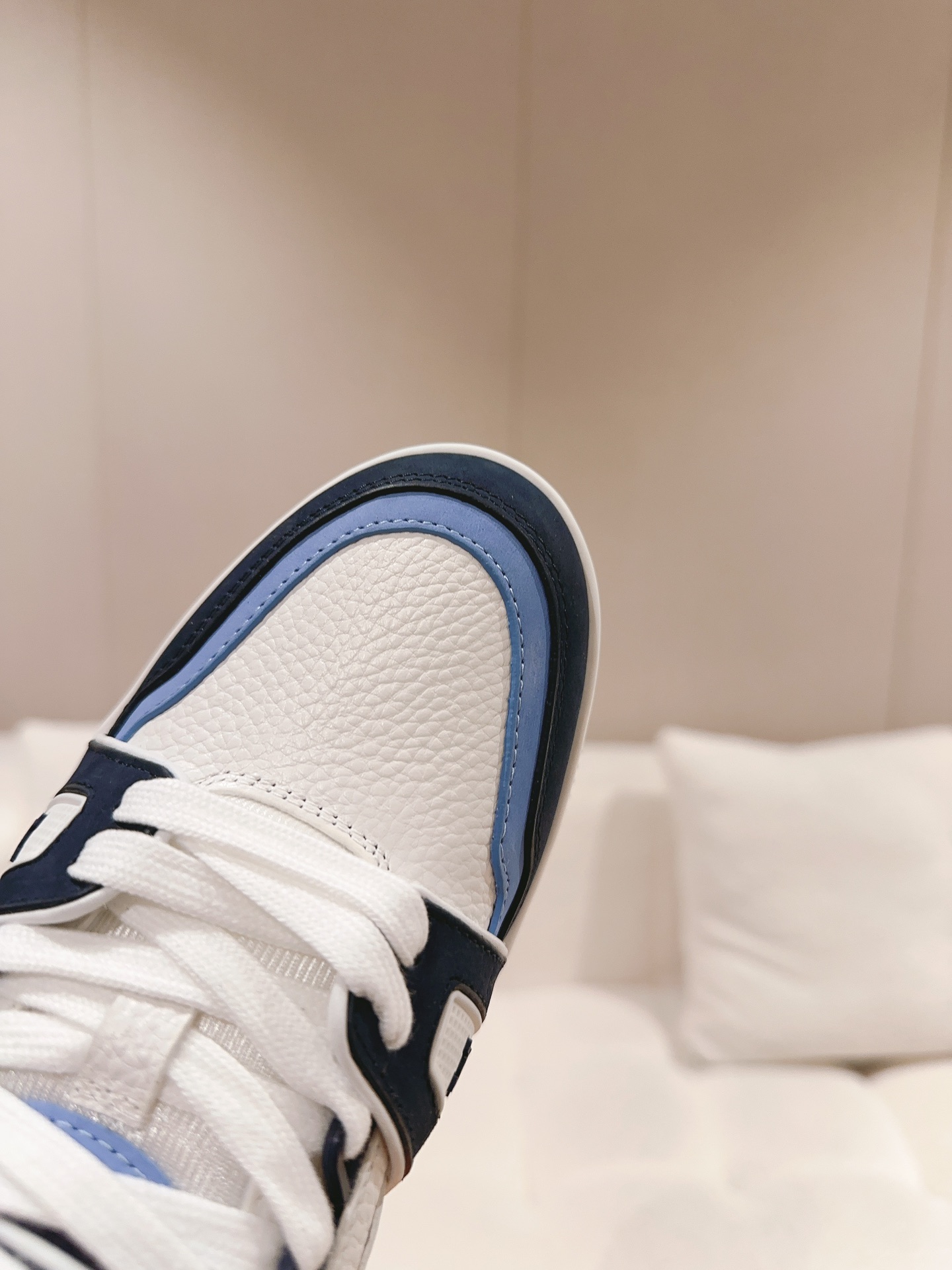 LOUIS VUITTON SNEAKERS