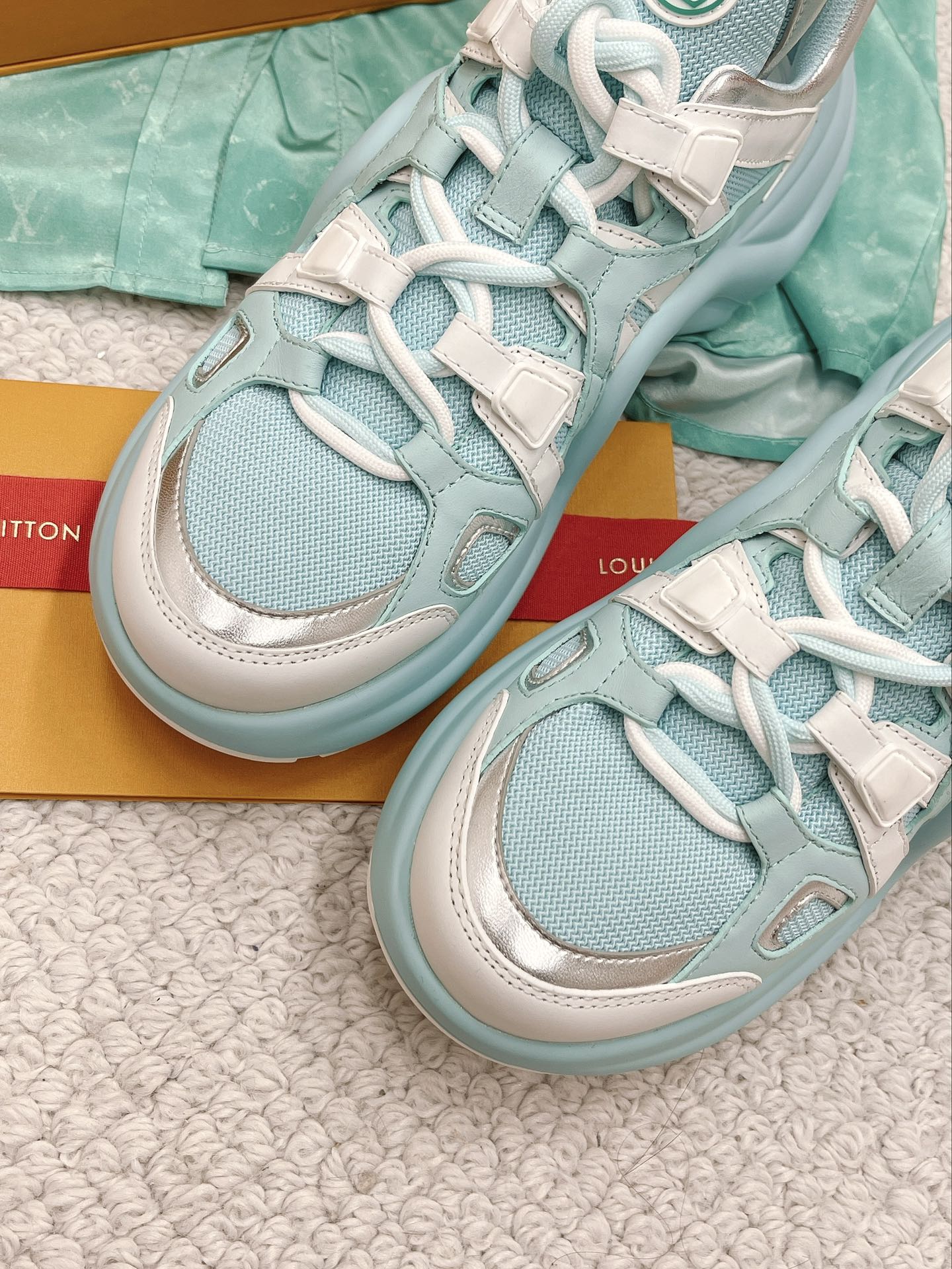 LOUIS VUITTON SNEAKERS