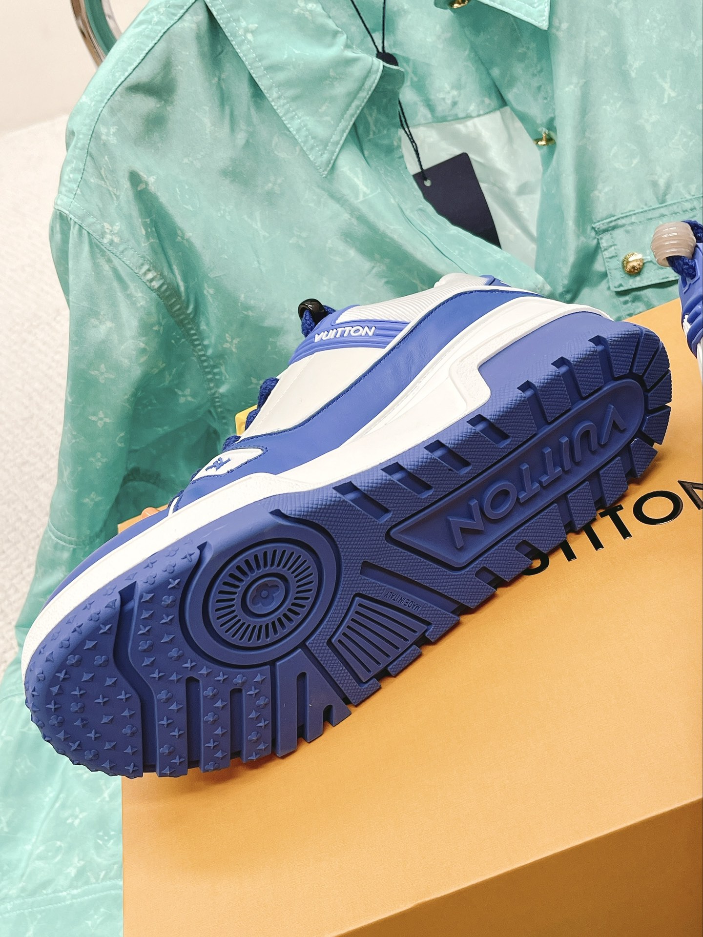 LOUIS VUITTON SNEAKERS