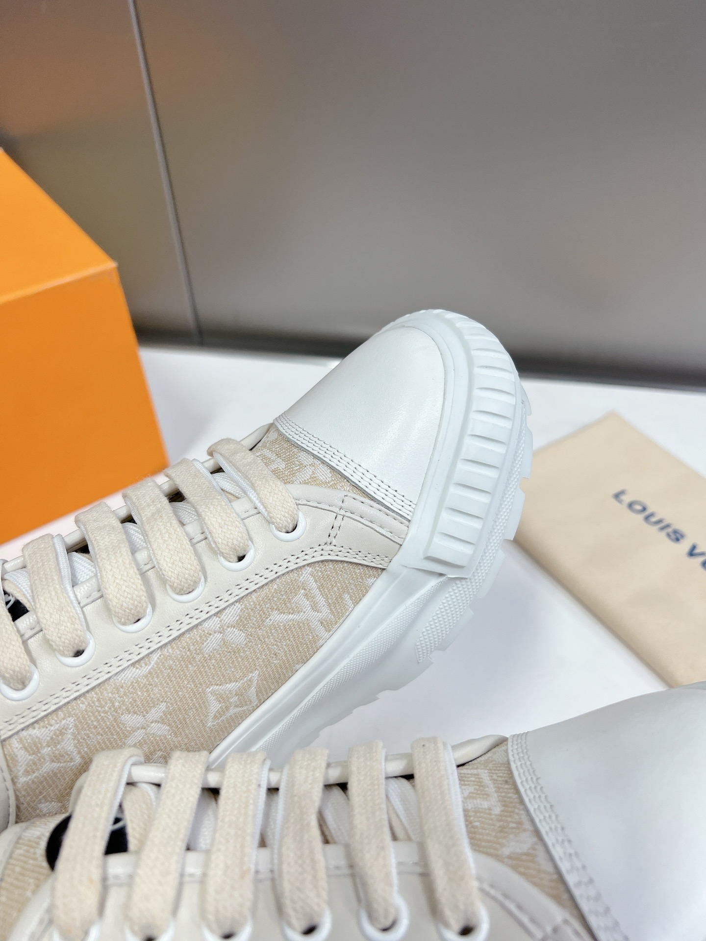 LOUIS VUITTON SNEAKERS
