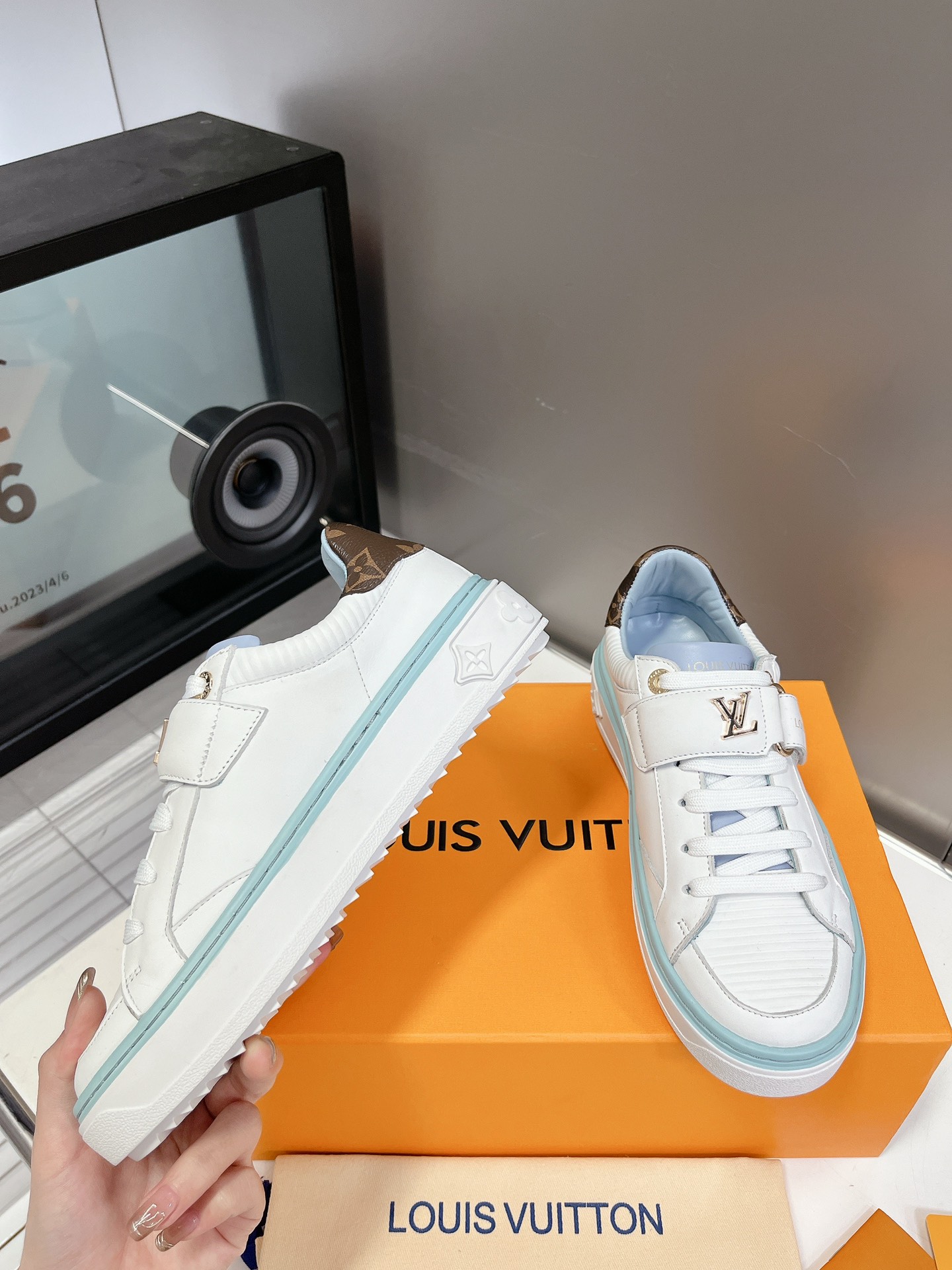 LOUIS VUITTON SNEAKERS