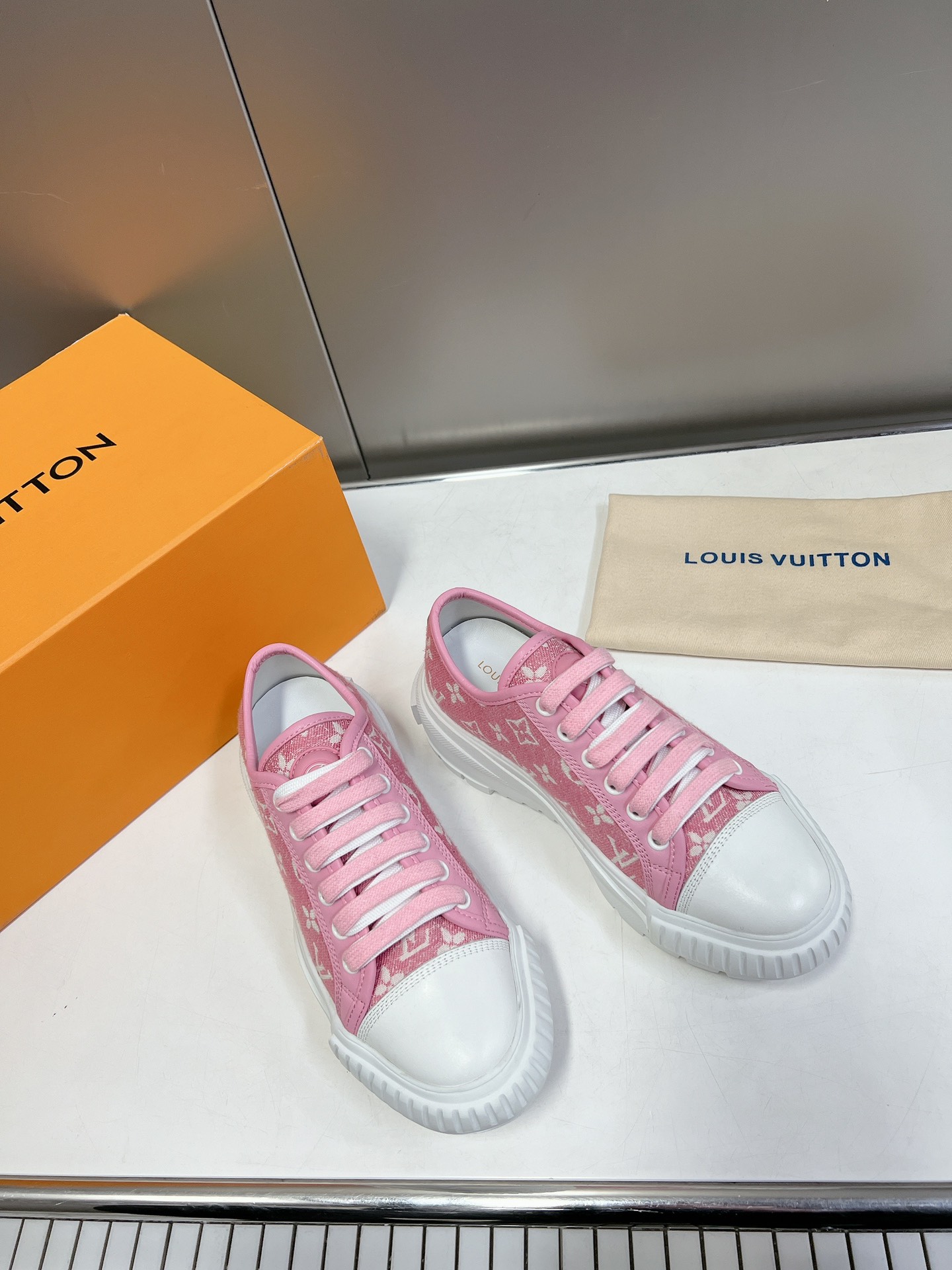 LOUIS VUITTON SNEAKERS