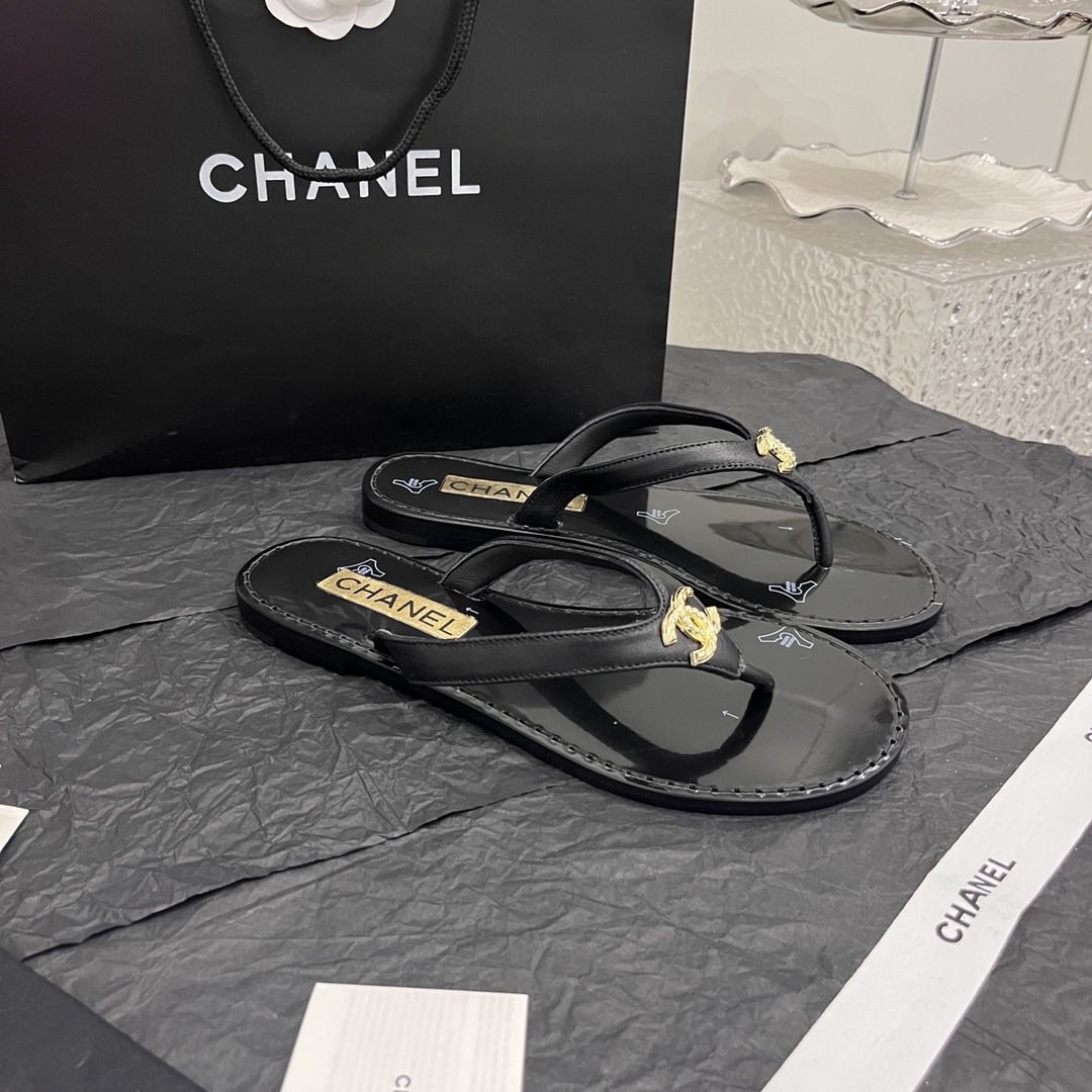 CHANEL SLIDES