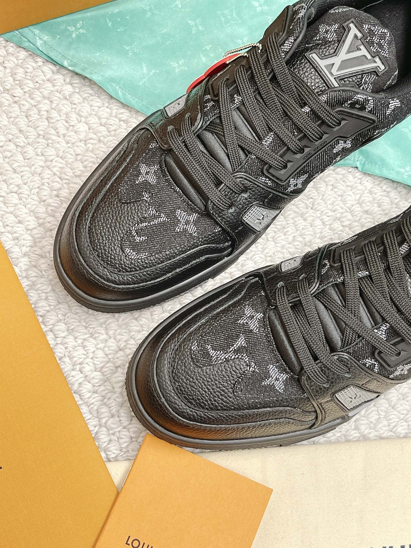 LOUIS VUITTON SNEAKERS