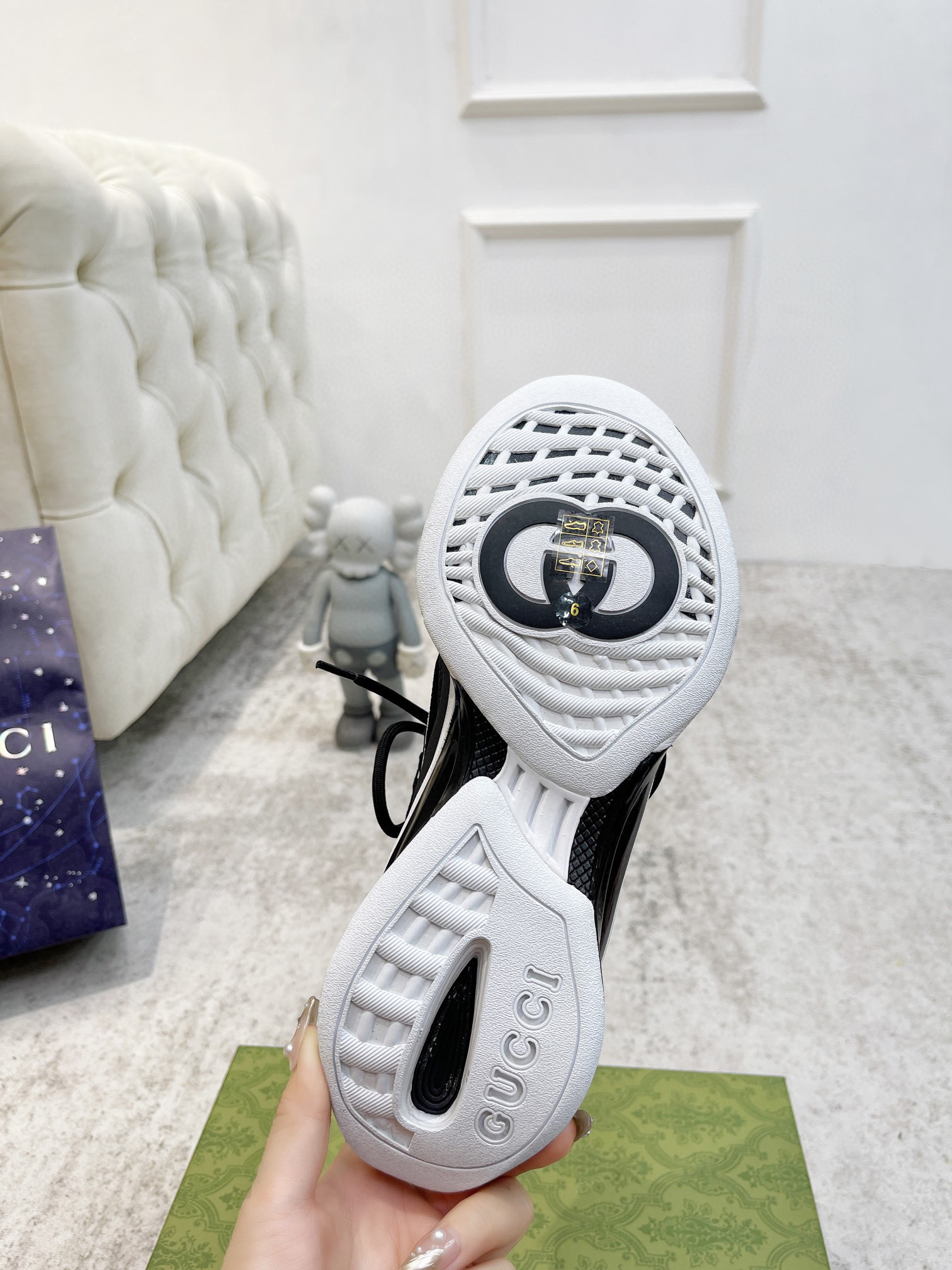 WOMEN'S GUCCI RUN SNEAKER