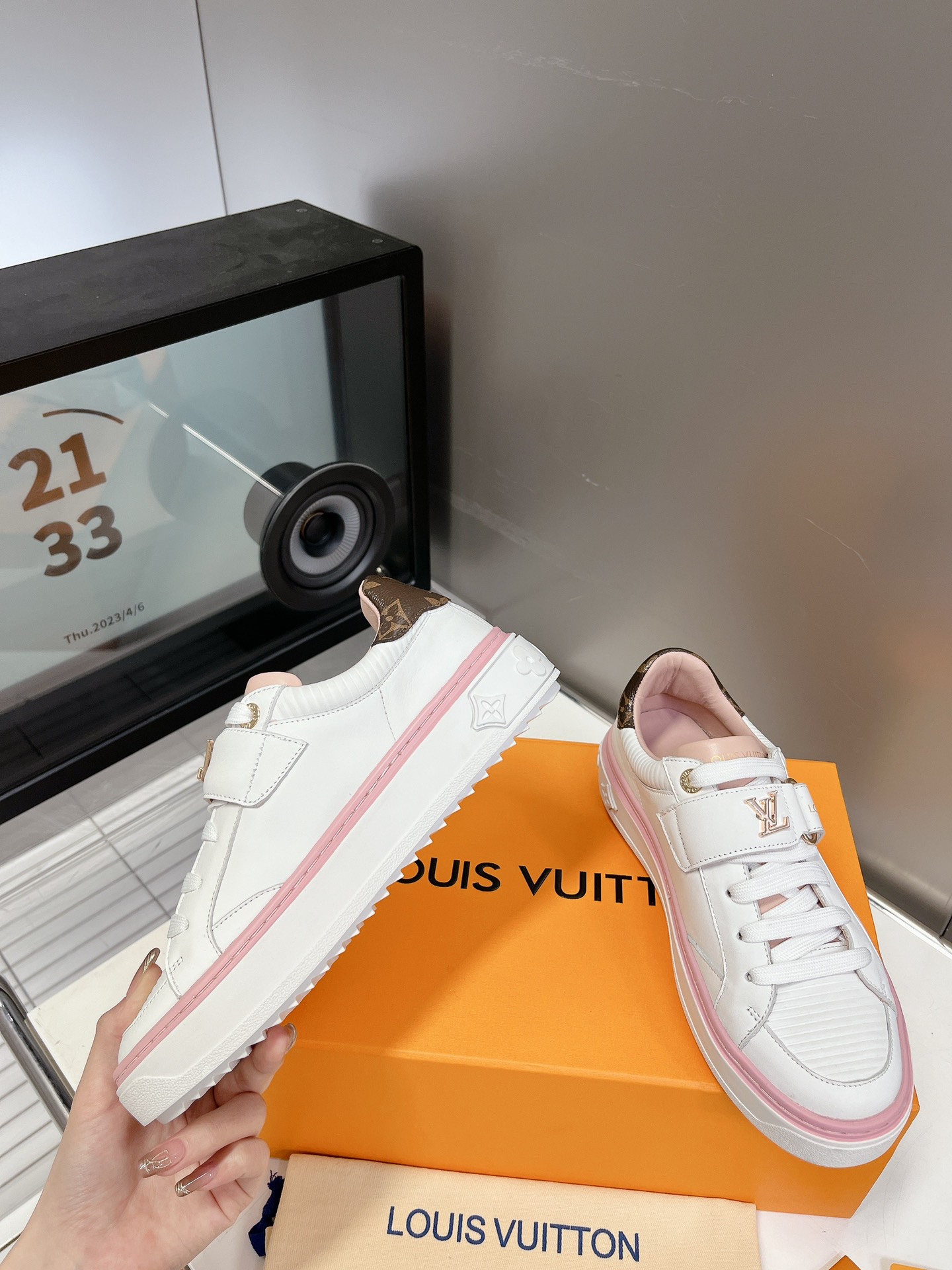 LOUIS VUITTON SNEAKERS