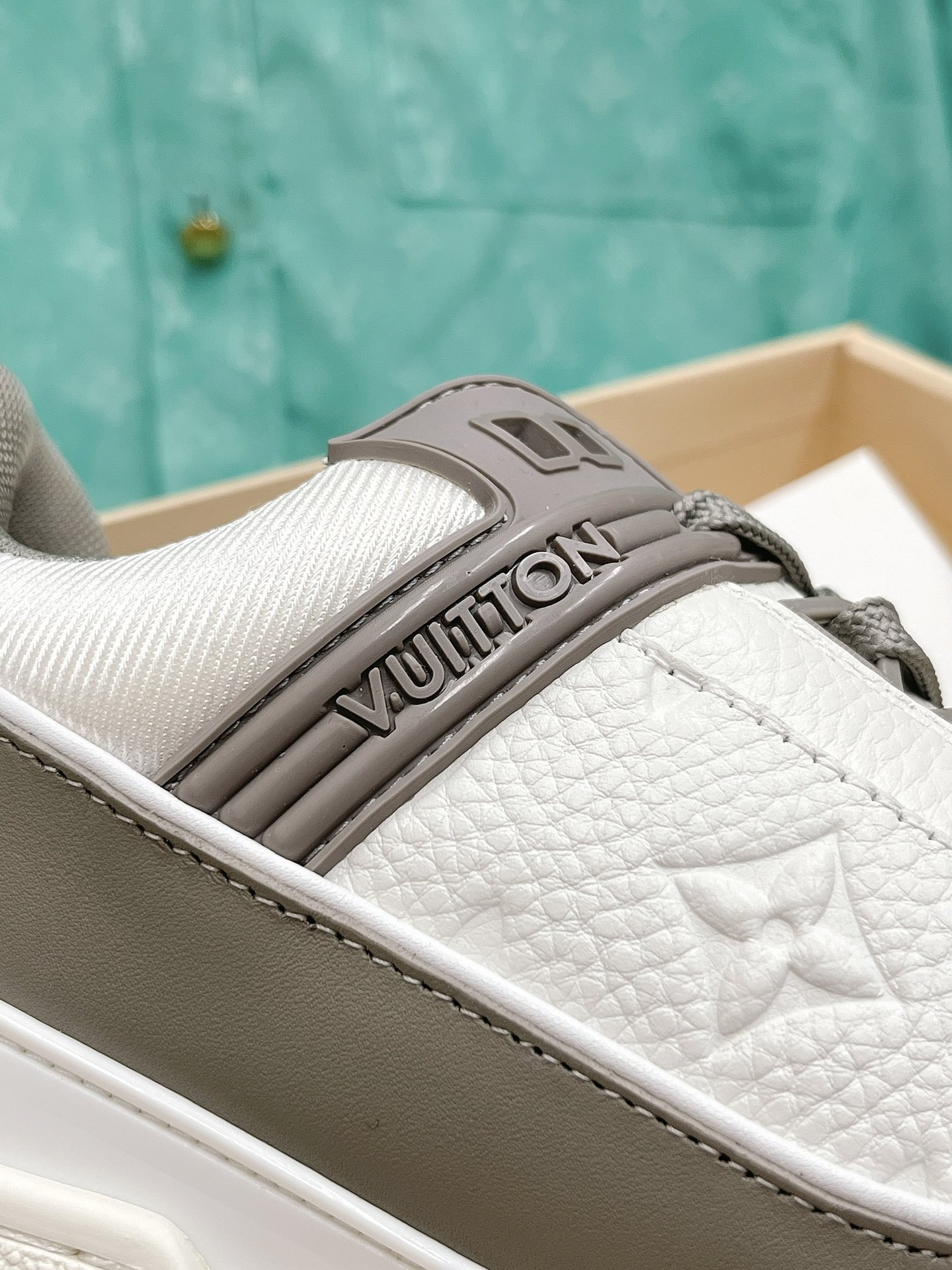 LOUIS VUITTON SNEAKERS