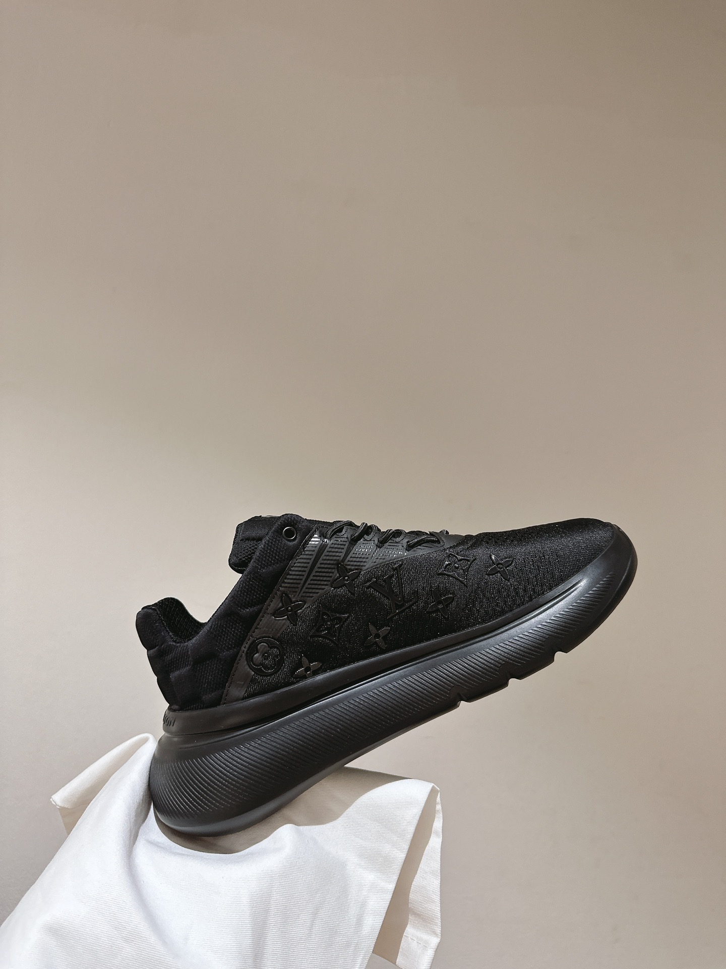 LOUIS VUITTON SNEAKERS