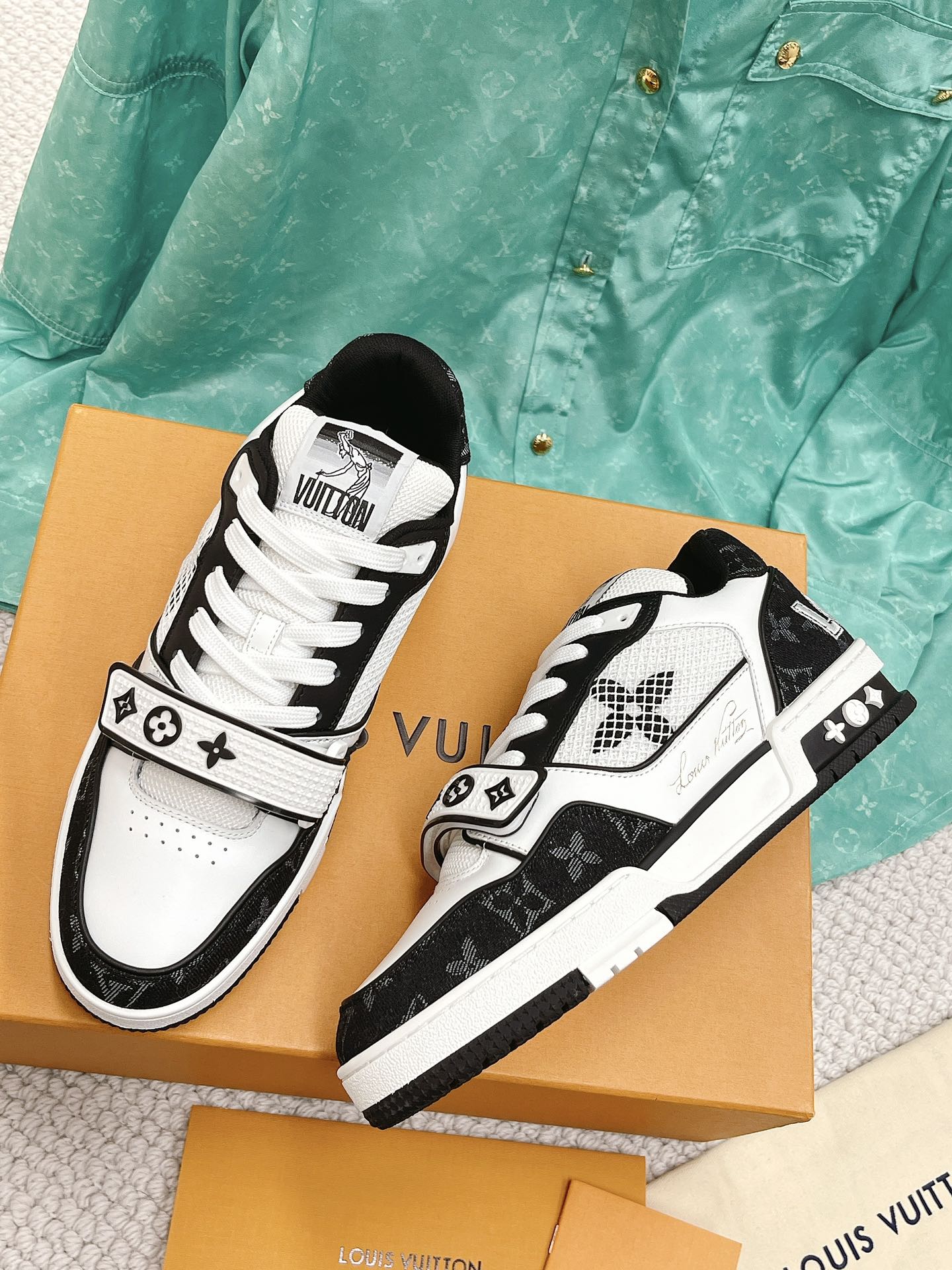 LOUIS VUITTON SNEAKERS