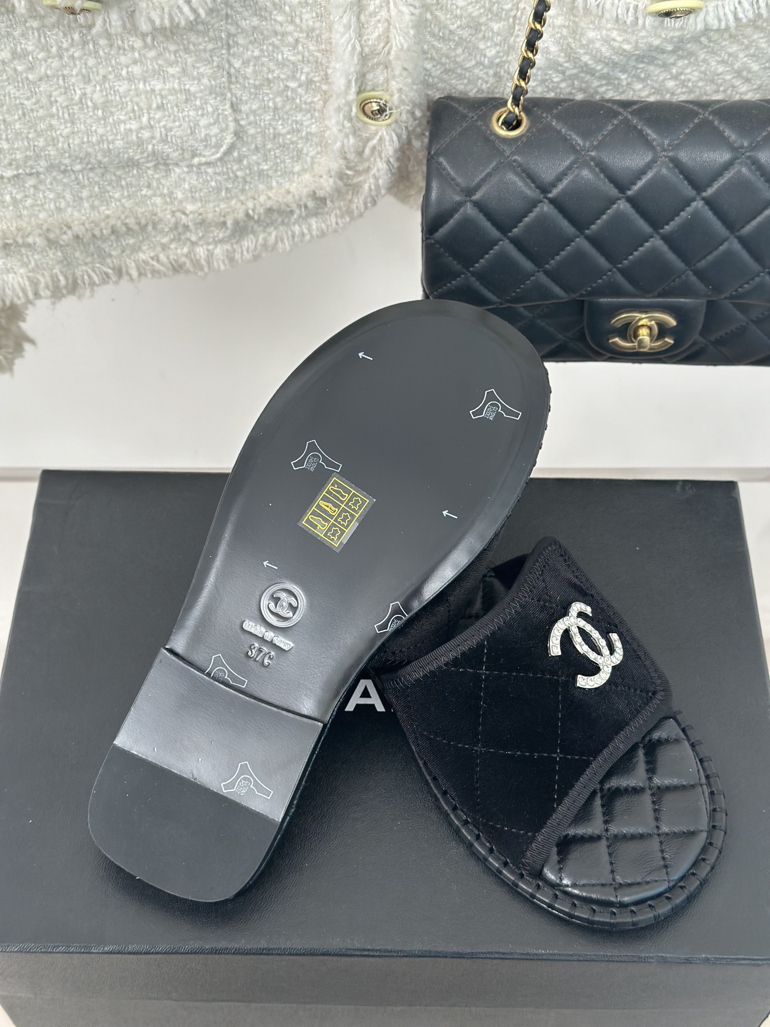 CHANEL SLIDES
