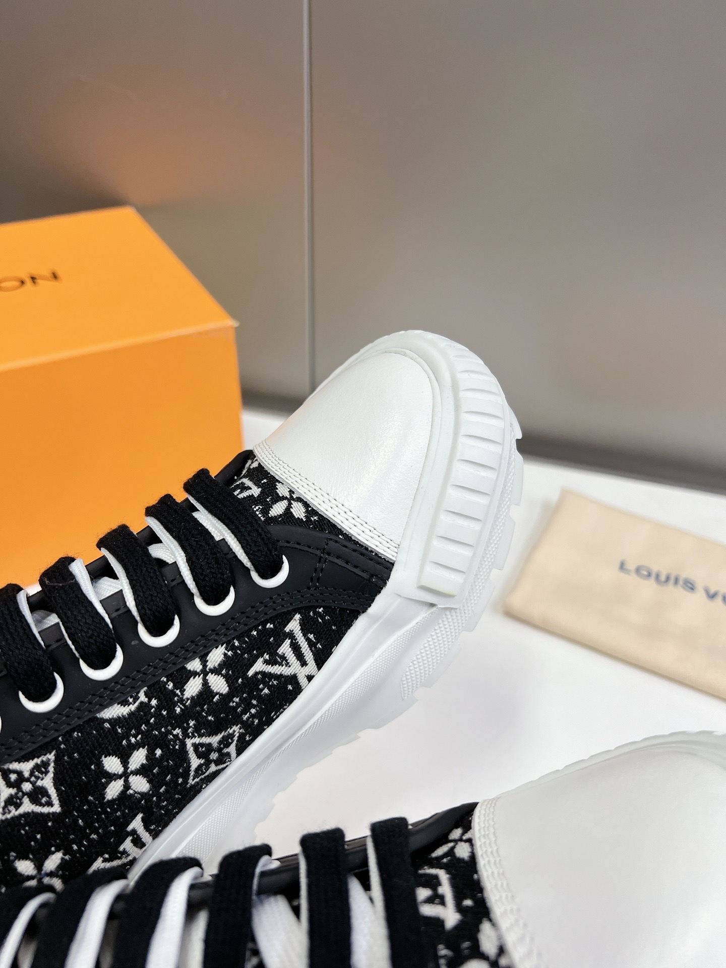 LOUIS VUITTON SNEAKERS