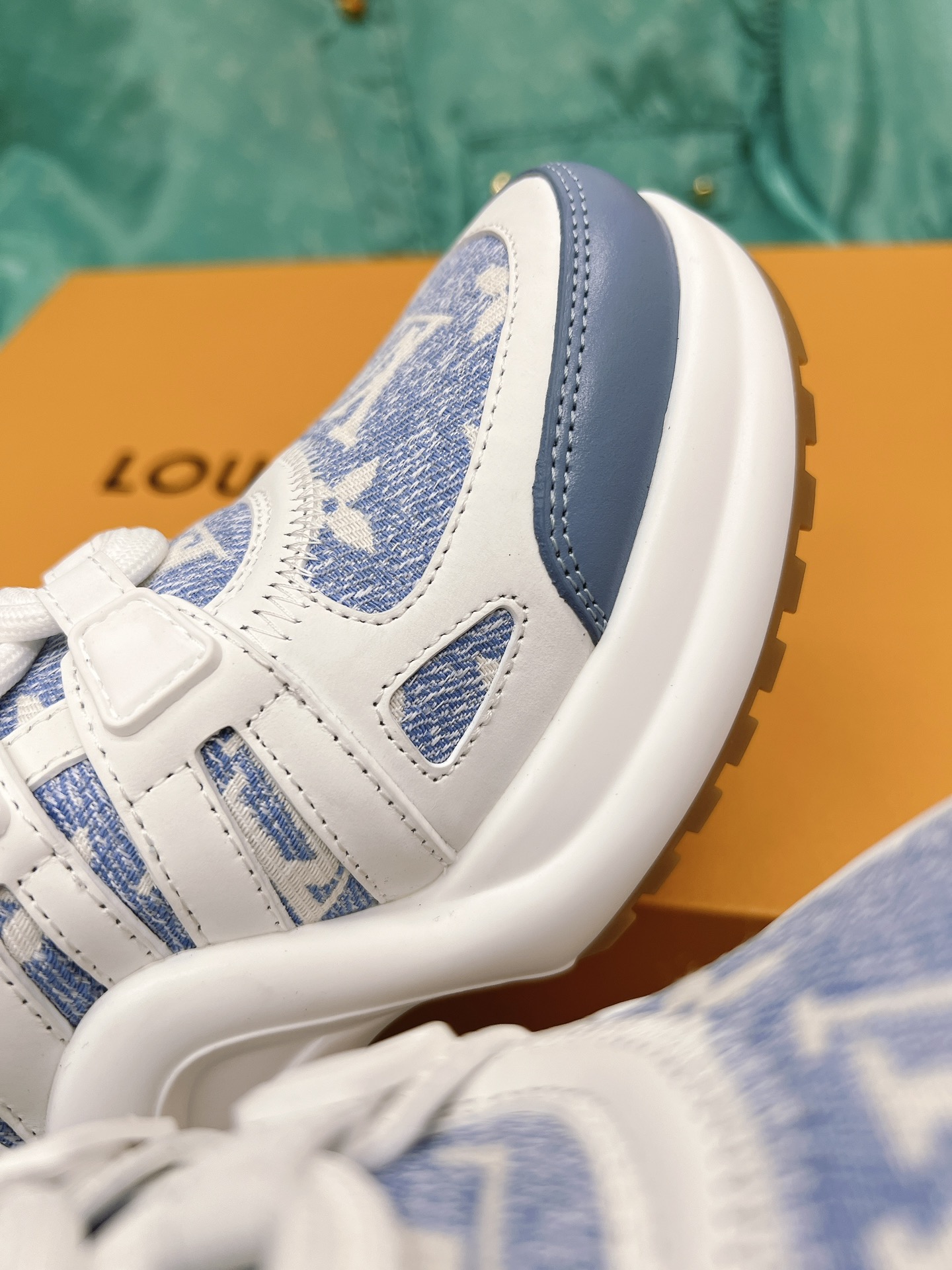 LOUIS VUITTON SNEAKERS