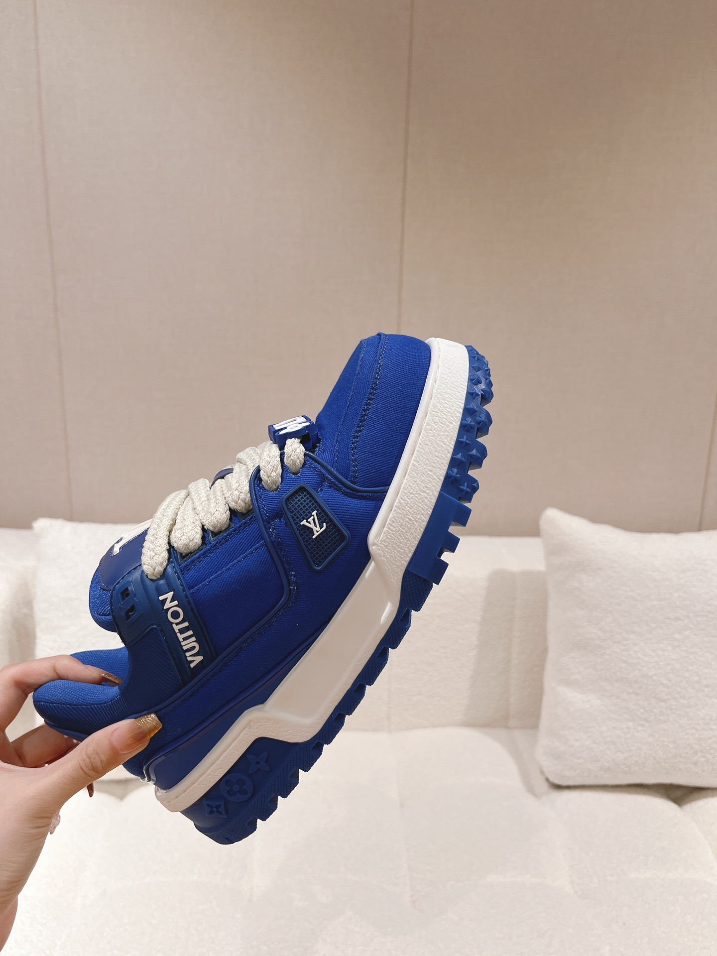 LOUIS VUITTON SNEAKERS