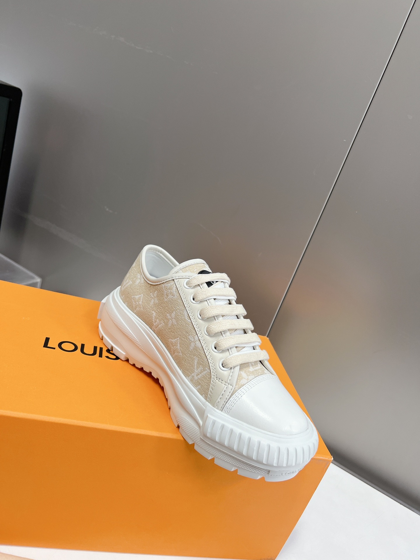 LOUIS VUITTON SNEAKERS