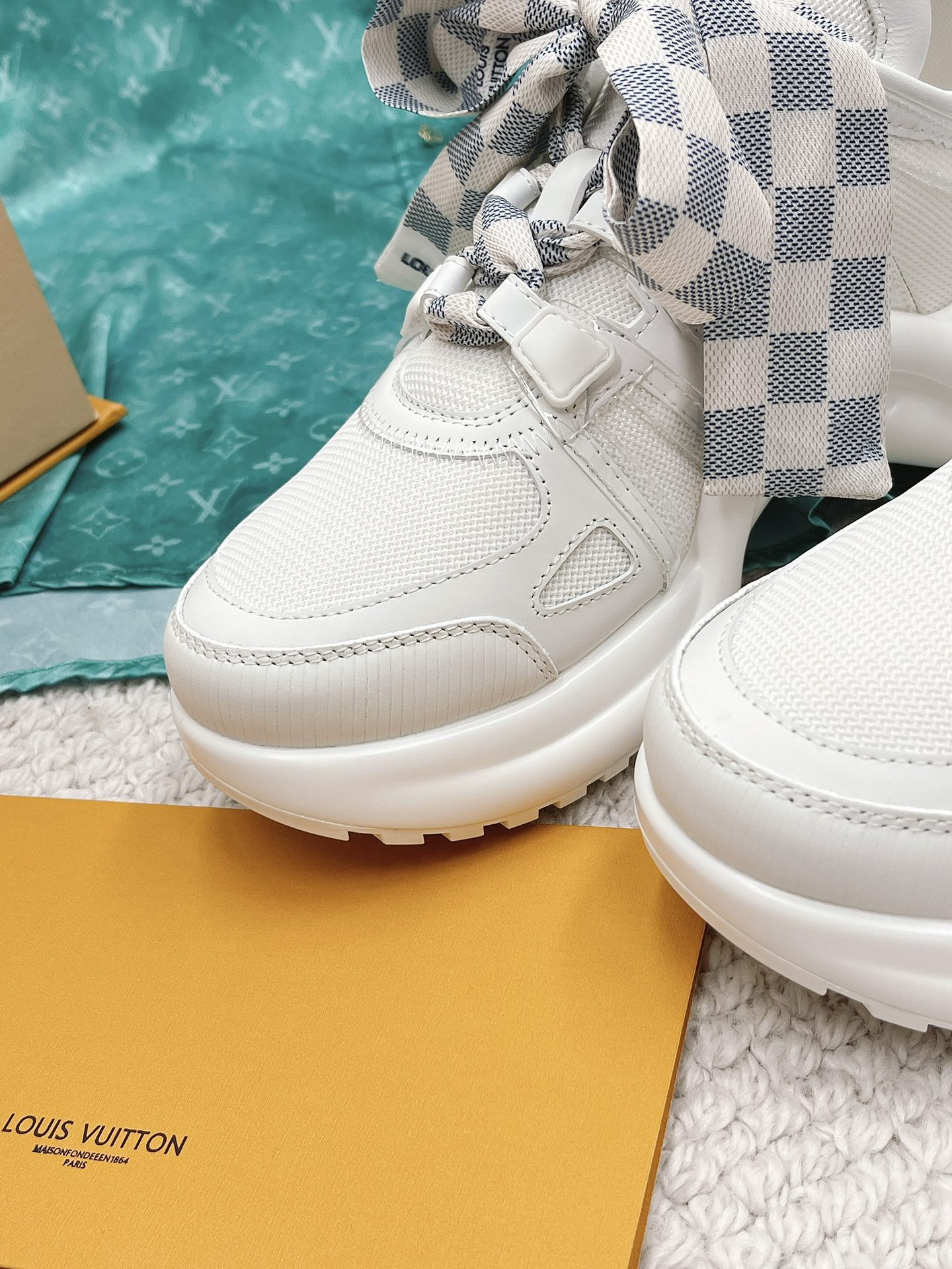 LOUIS VUITTON SNEAKERS