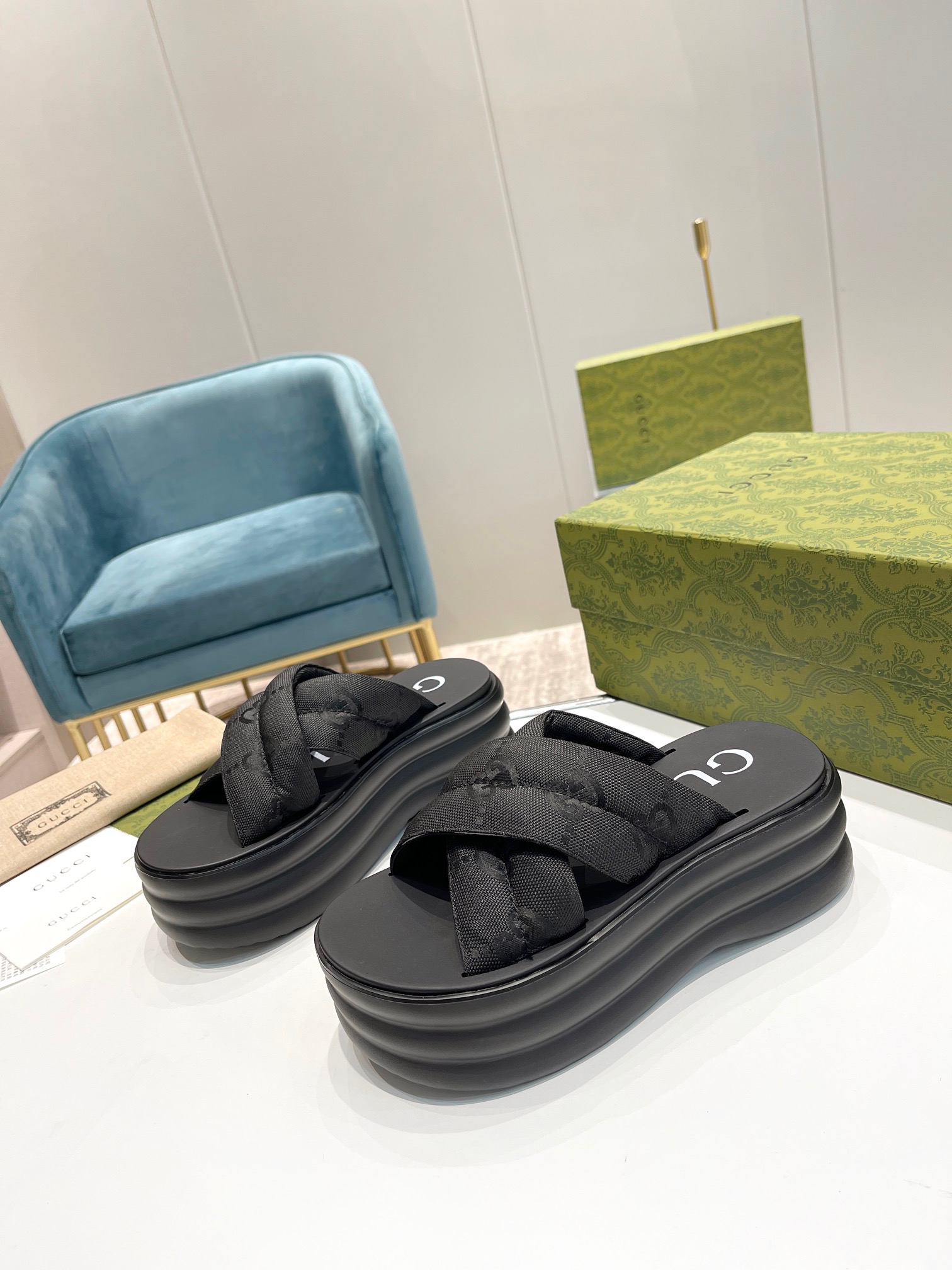 GUCCI SLIDES
