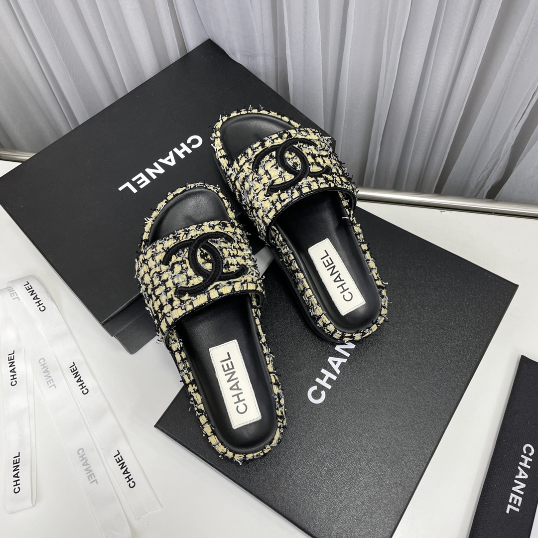 CHANEL SLIDES