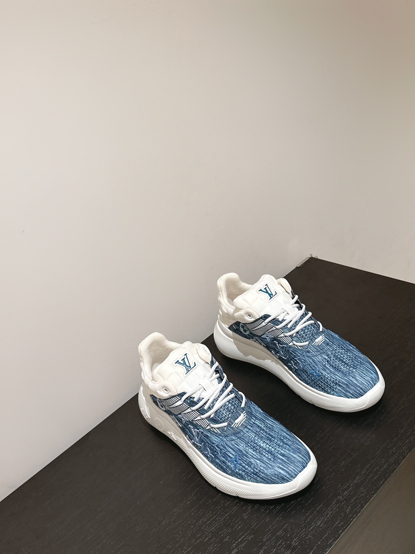 LOUIS VUITTON SNEAKERS