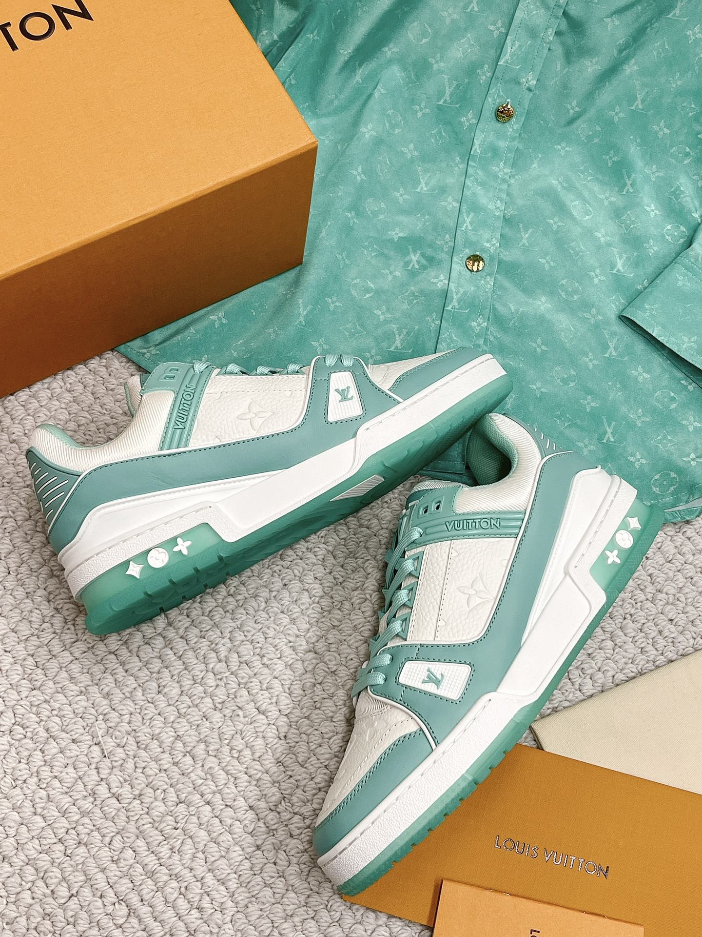 LOUIS VUITTON SNEAKERS