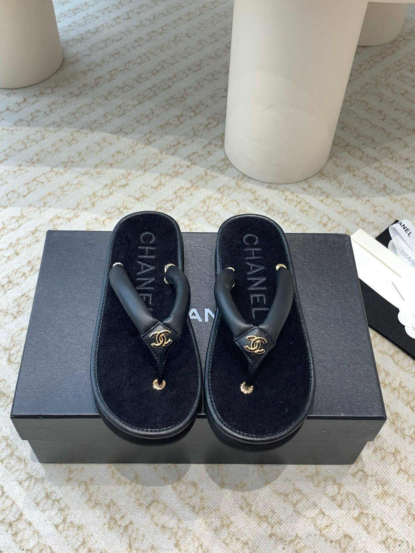 CHANEL Flat-bottomed flip-flops