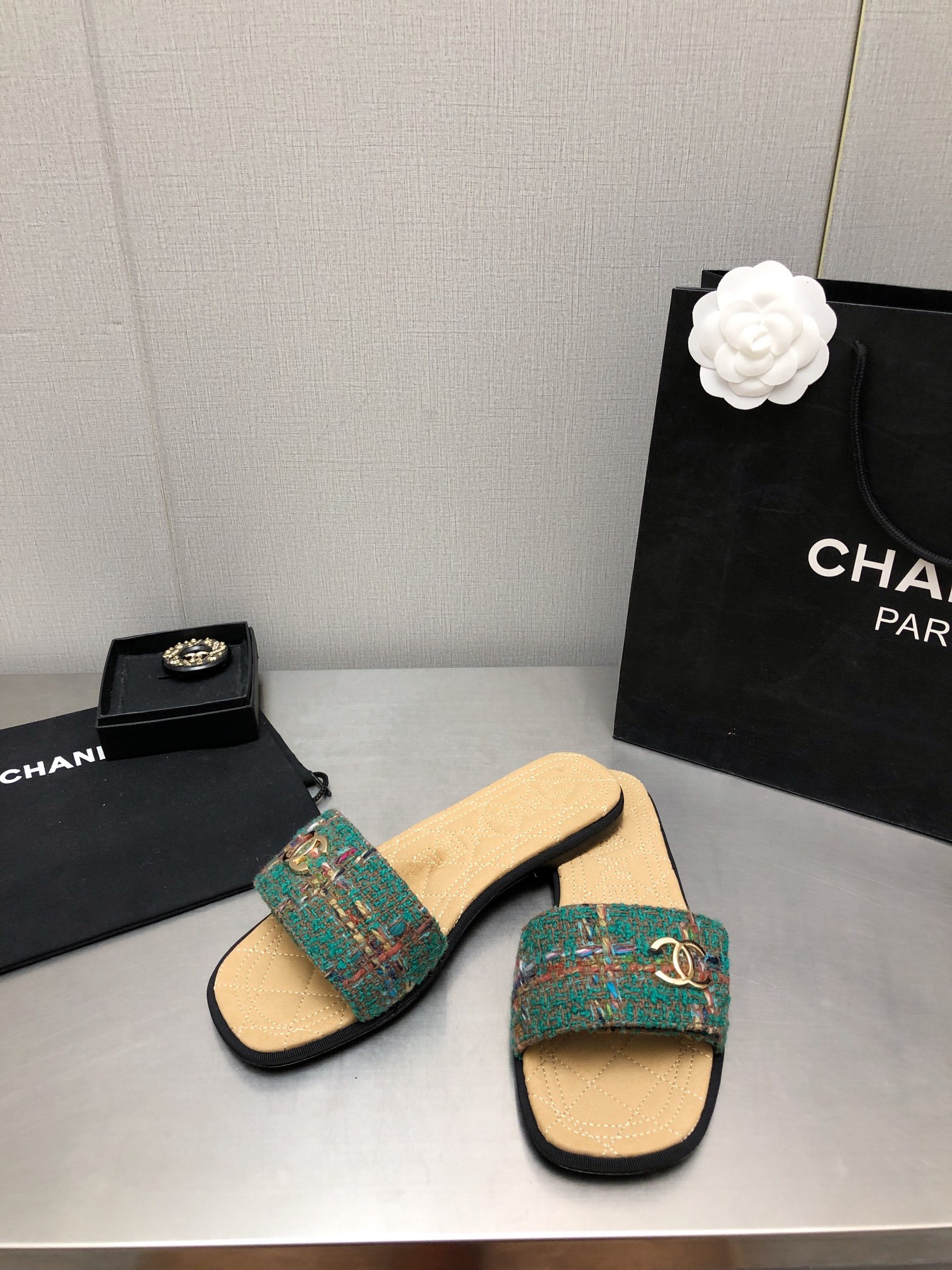 CHANEL Flat honey slippers