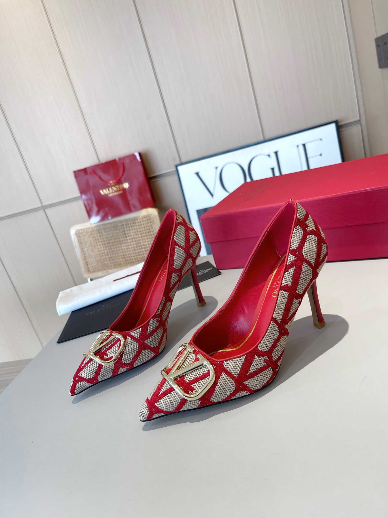 Valentino Metal V-buckle high-heeled shoes