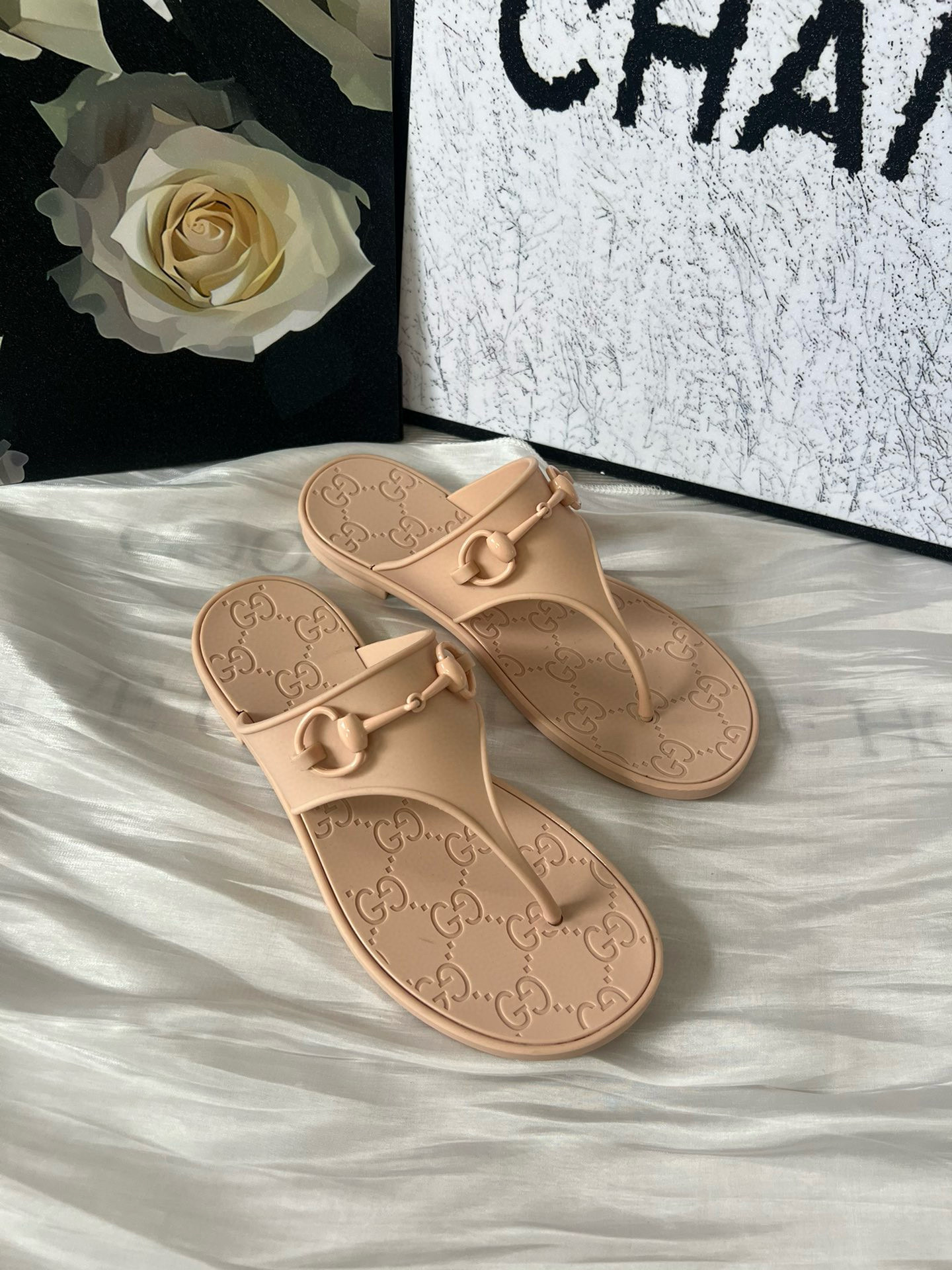 GUCCI Horseshoe flip-flops