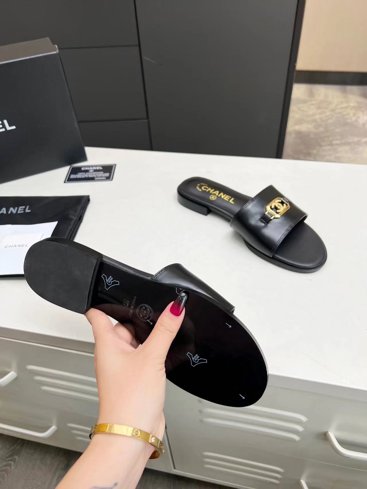 CHANEL New flat bottomed slippers