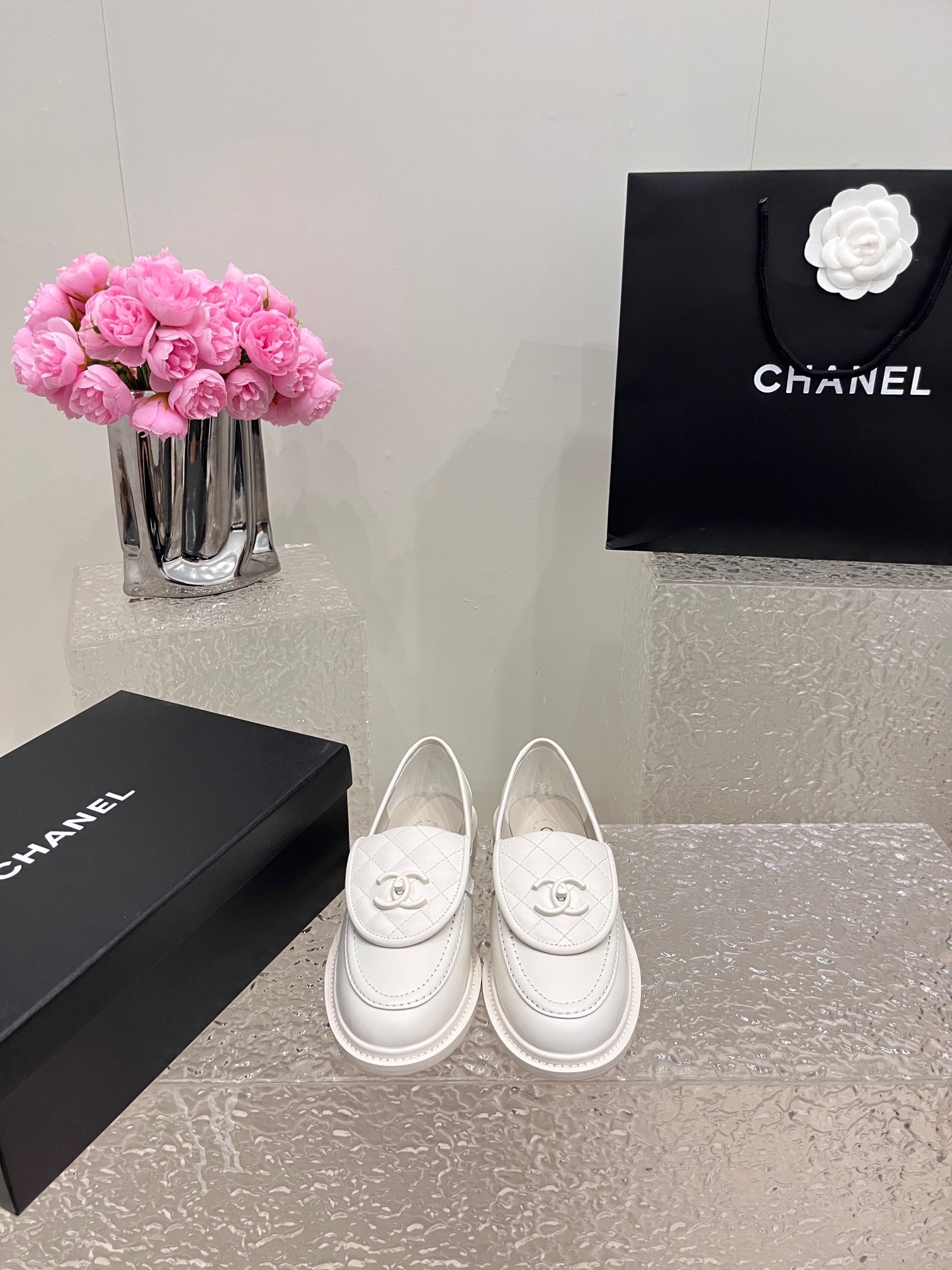 CHANEL fw new arrival Flip lock buckle Retro diamond grid loafers