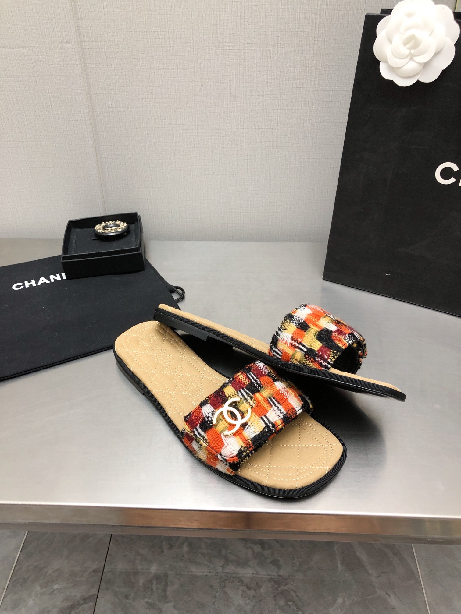 CHANEL Flat honey slippers