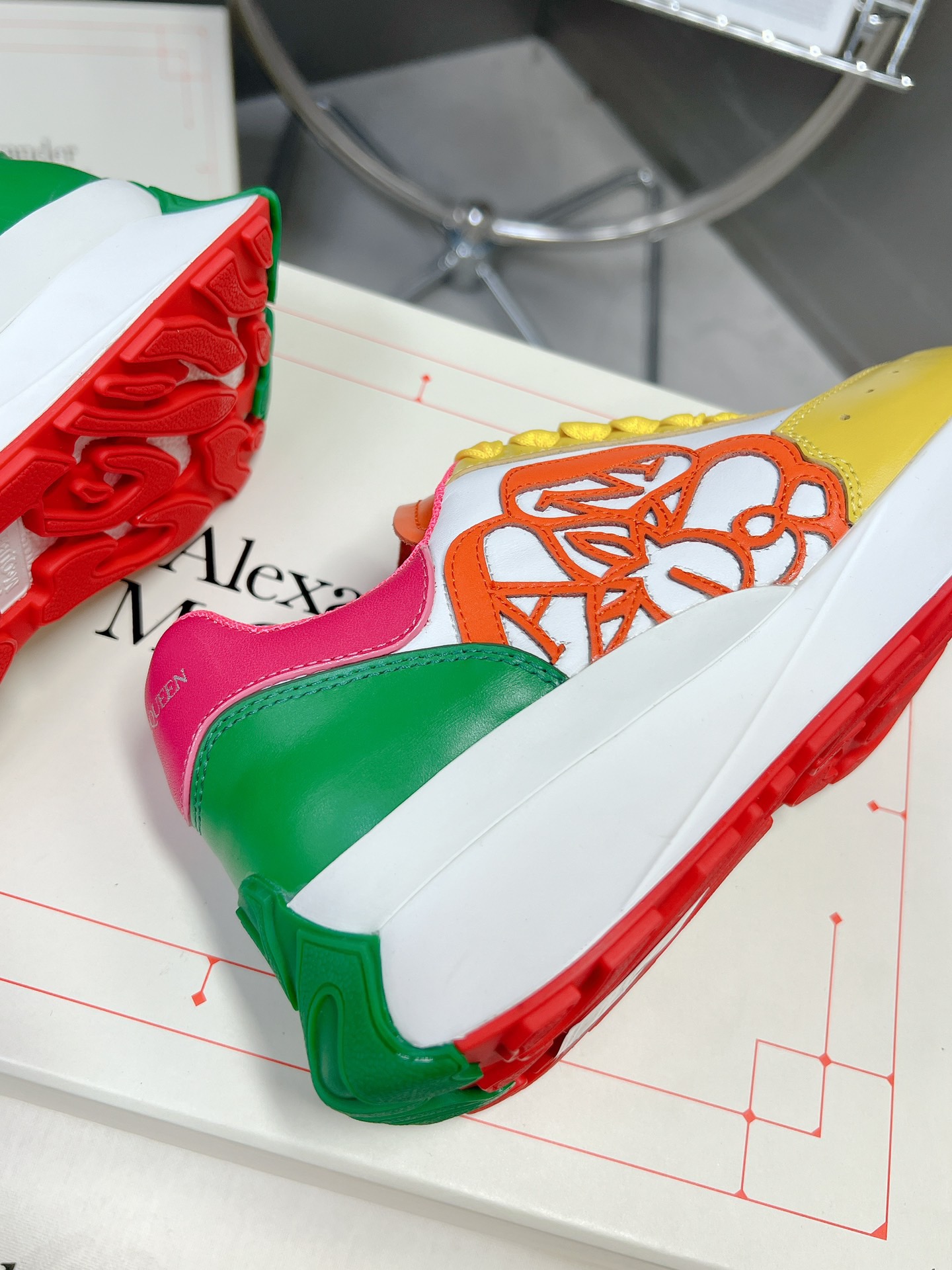 ALEXANDER MCQUEEN  2023 Spring/Summer Men's Sprint Sports Couple Seal Logo Combination Carved Logo