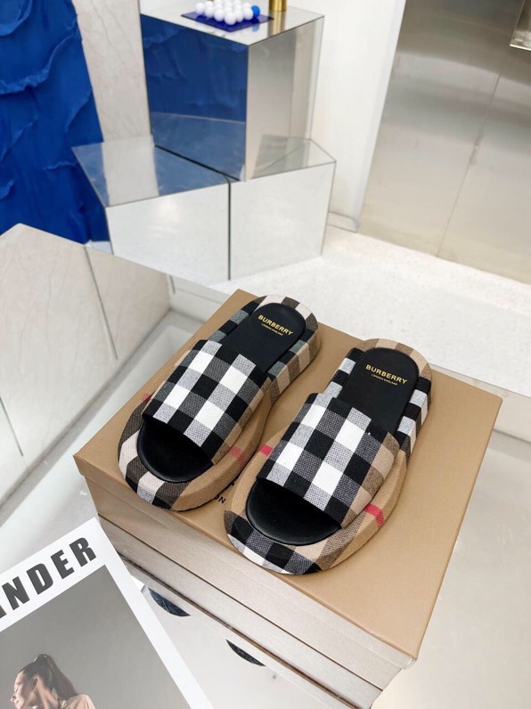 Burberry Classic embroidered plaid slippers