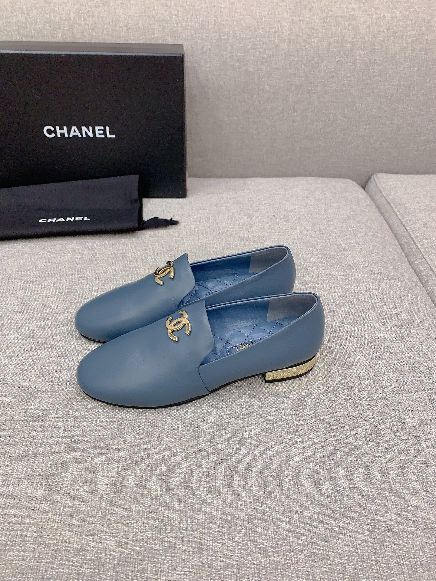 CHANEL fw new arrival Flip lock buckle Retro diamond grid loafers