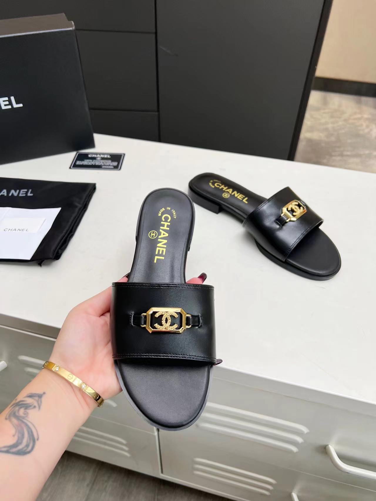 CHANEL New flat bottomed slippers