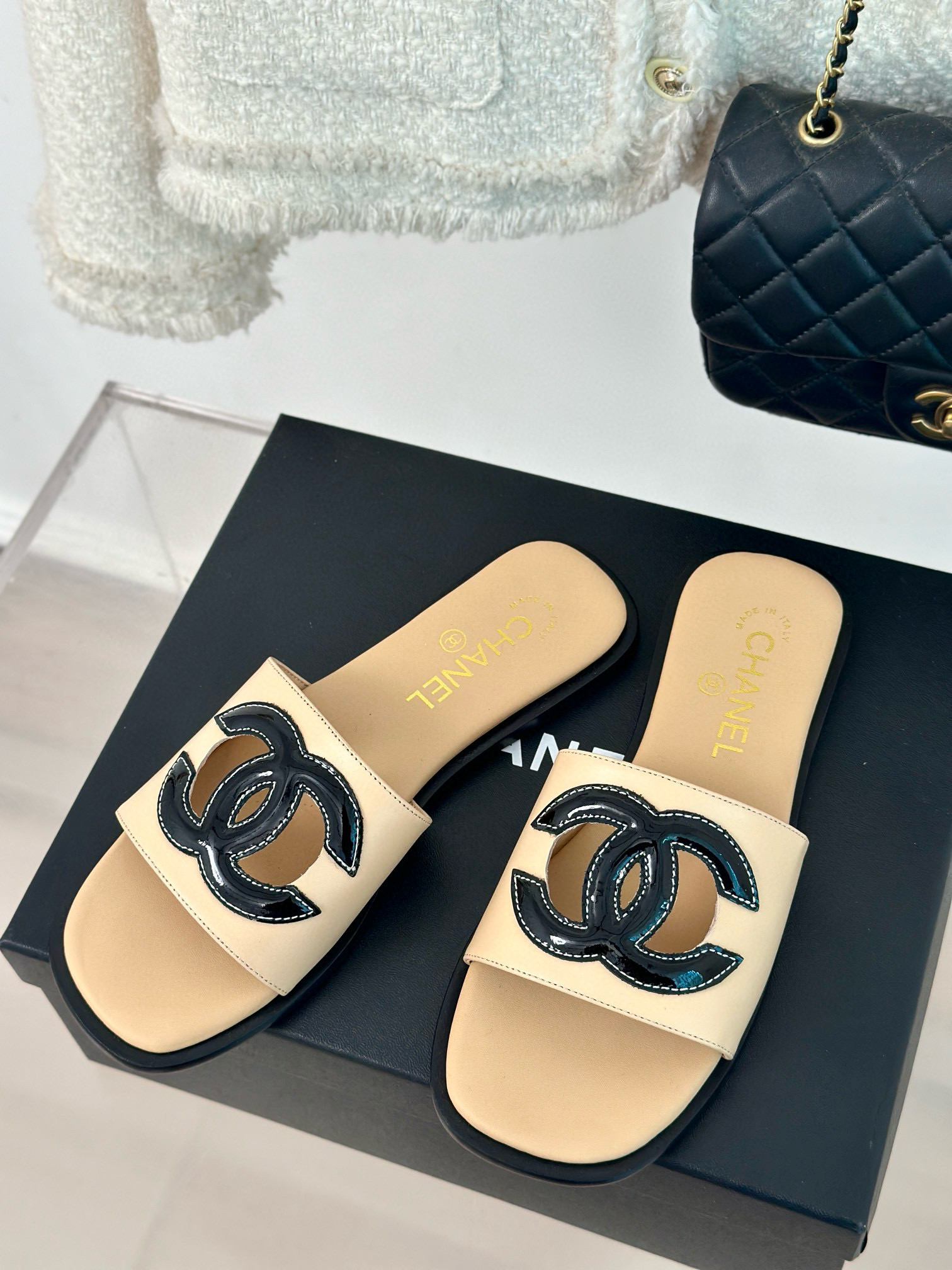 CHANEL hollow out CC Lazy slippers