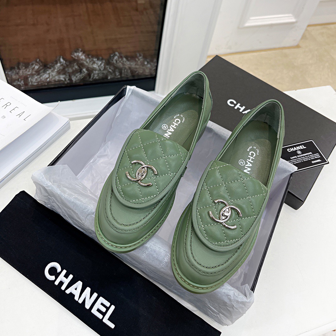 CHANEL fw new arrival Flip lock buckle Retro diamond grid loafers