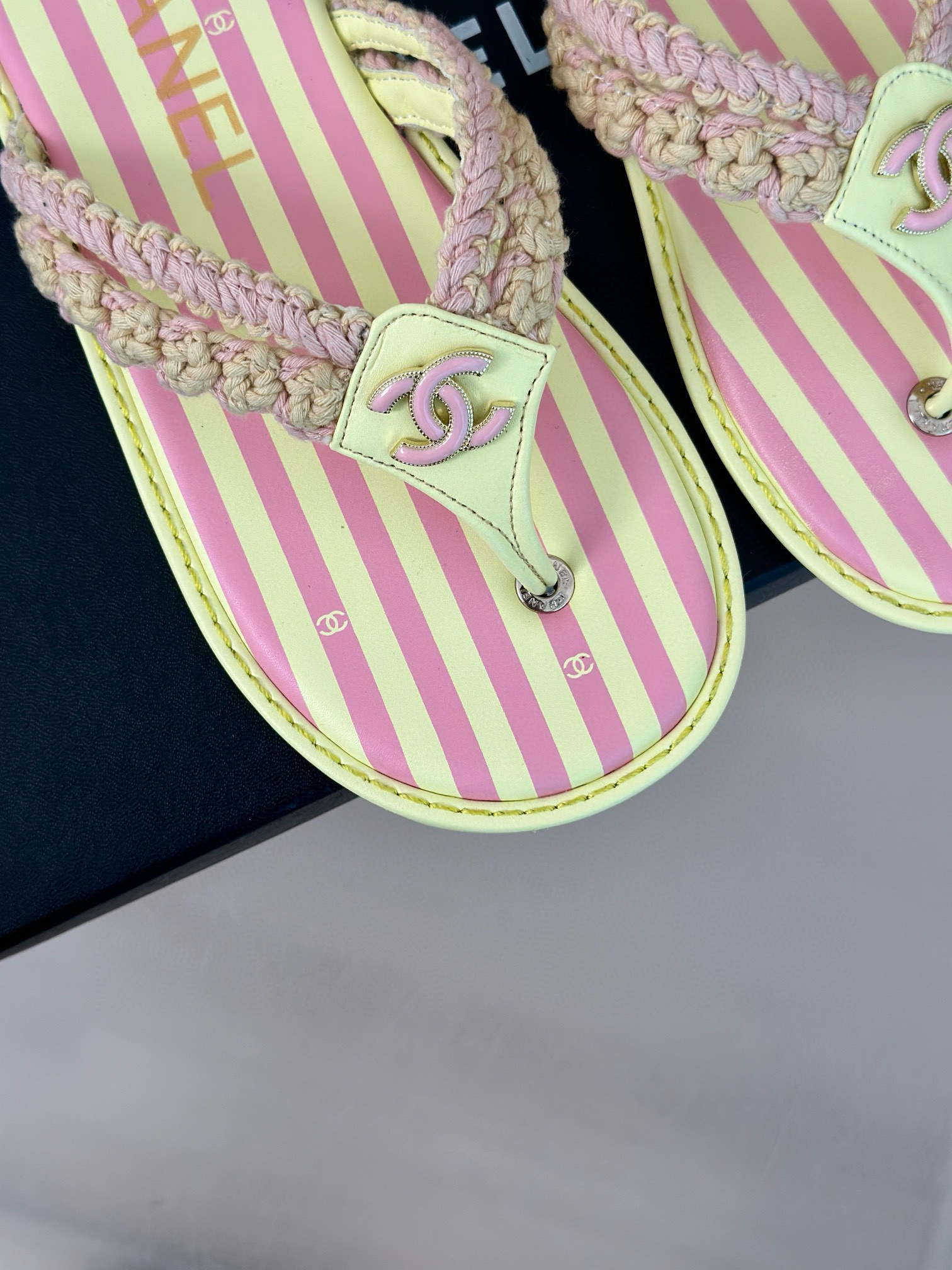 CHANEL Clip flip-flops