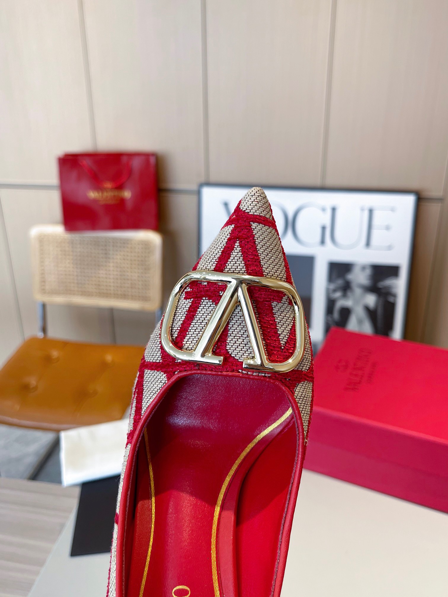 Valentino Metal V-buckle high-heeled shoes