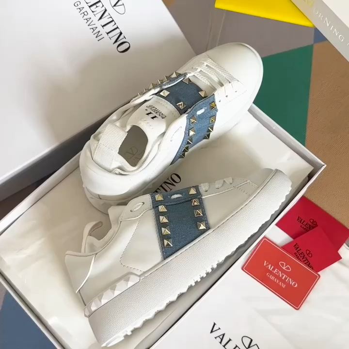 Valentino Rockstud untitled Couple sneakers