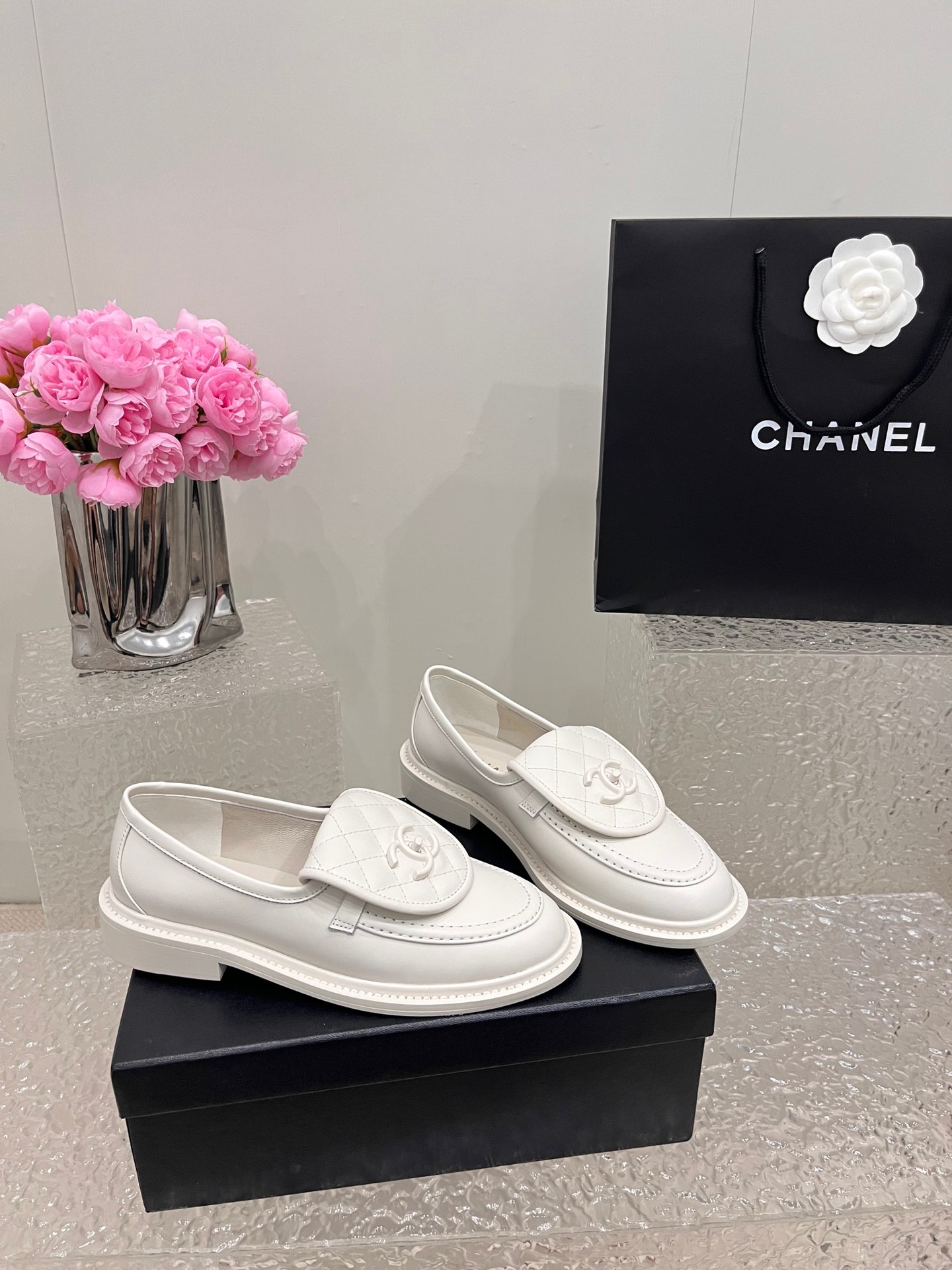CHANEL fw new arrival Flip lock buckle Retro diamond grid loafers