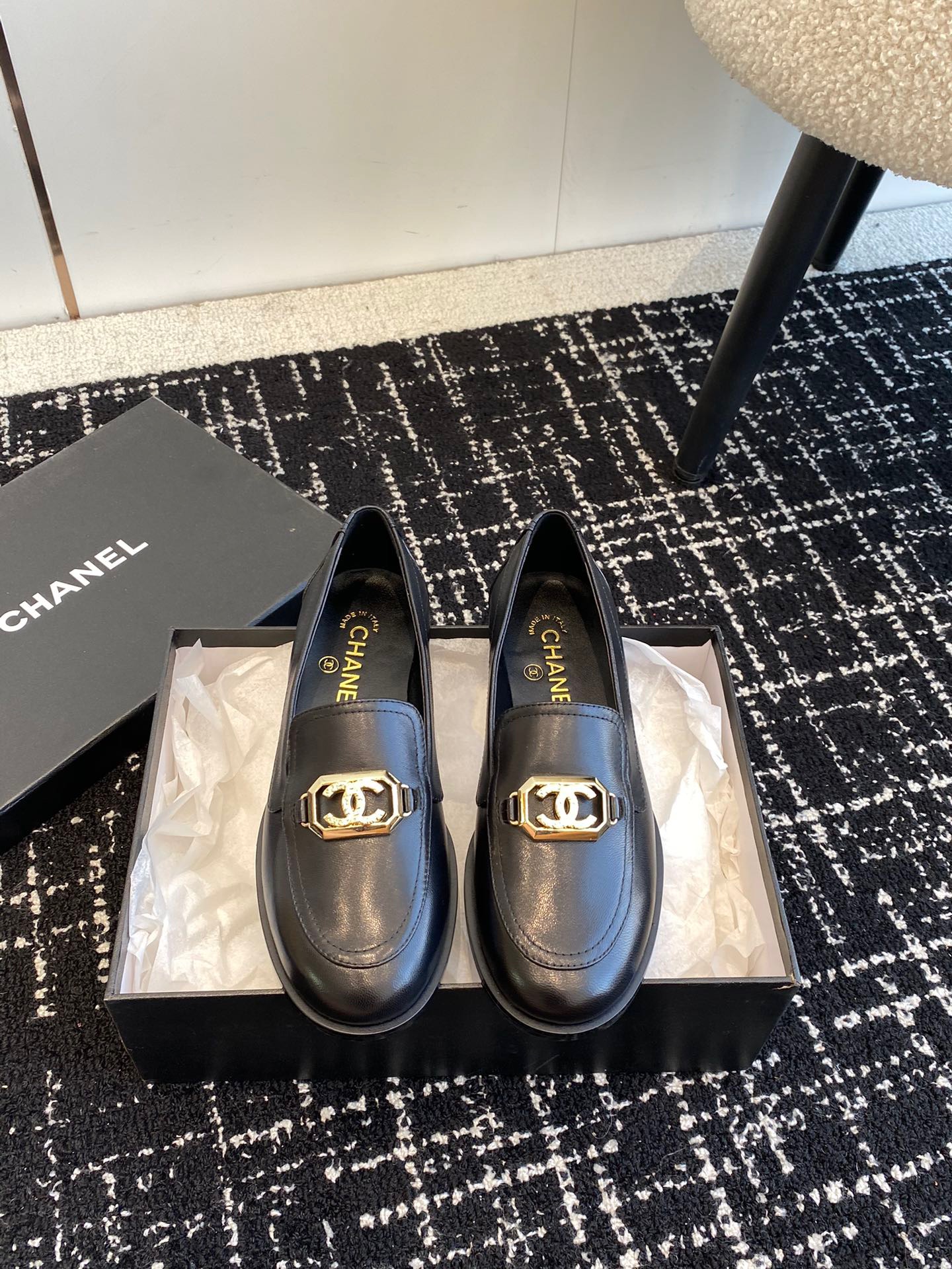 CHANEL fw new arrival Flip lock buckle Retro diamond grid loafers